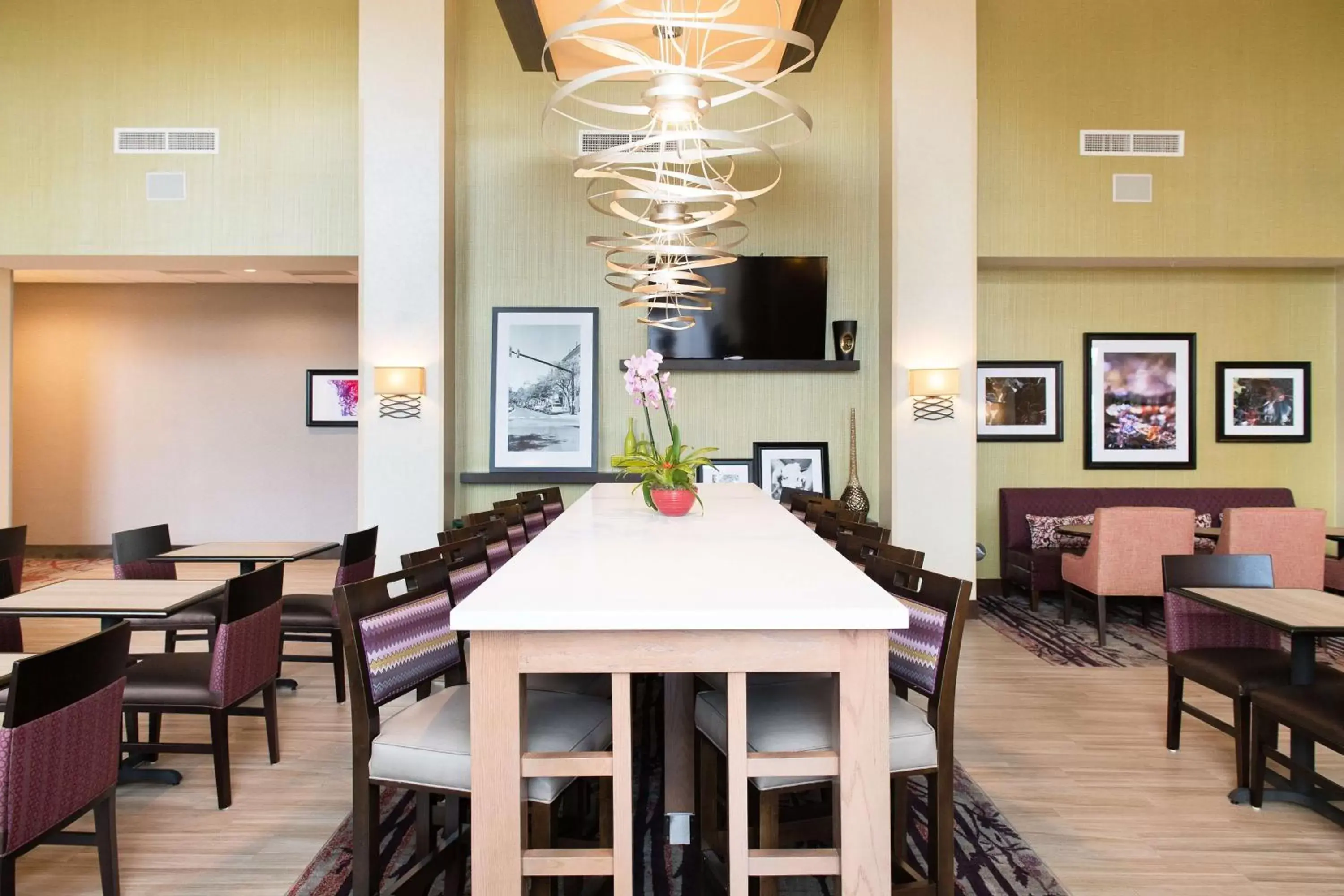 Dining area, Restaurant/Places to Eat in Hampton Inn & Suites Walterboro