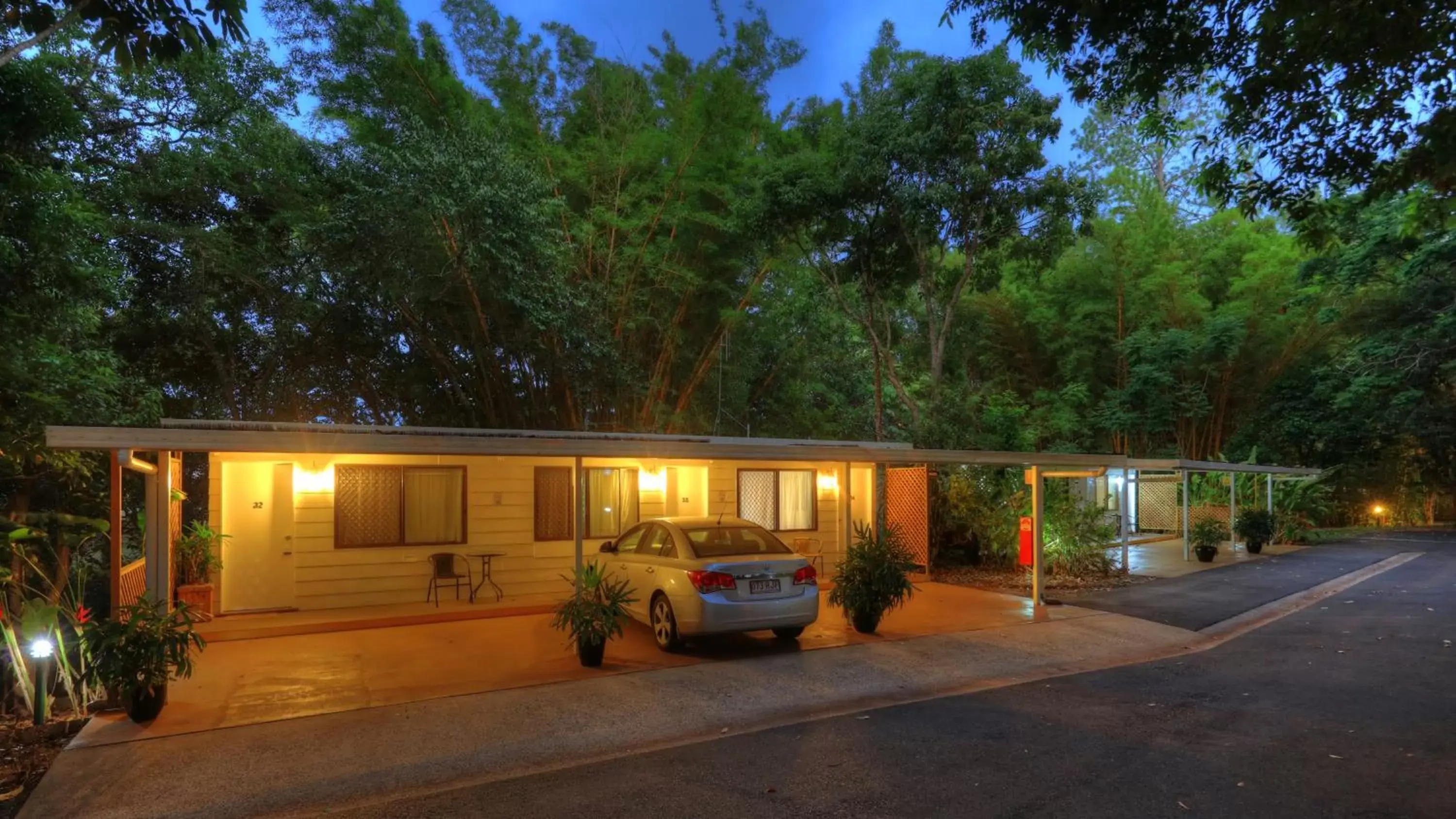 Garden, Property Building in Atherton Hinterland Motel