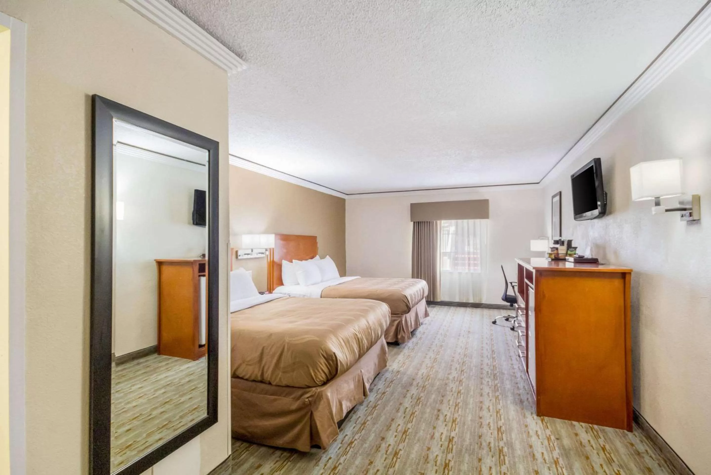 Photo of the whole room, Bed in Quality Inn & Suites Kansas City - Independence I-70 East