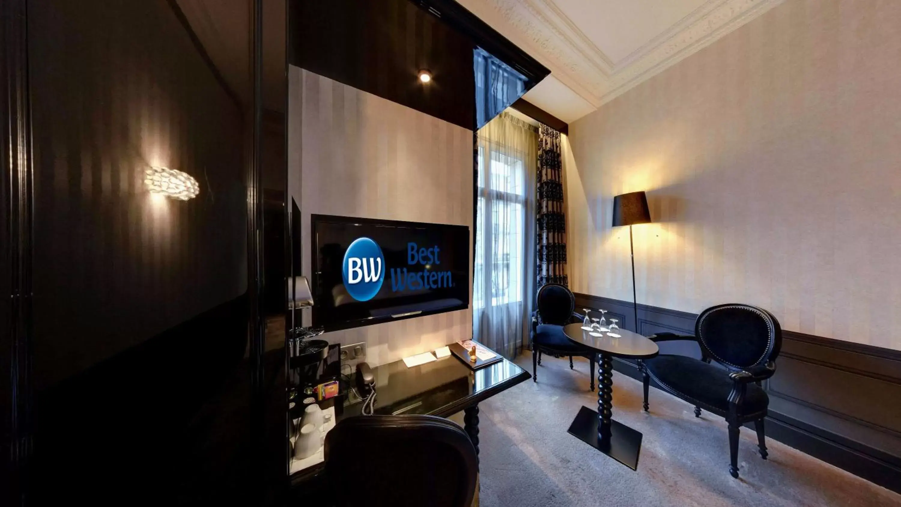 Photo of the whole room, TV/Entertainment Center in Best Western Hôtel d'Arc