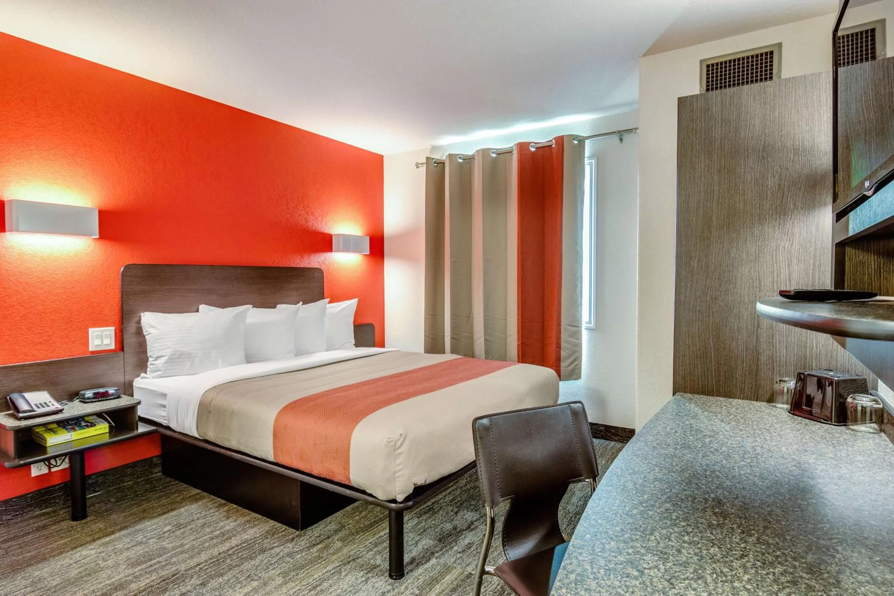 Photo of the whole room in Motel 6-Saskatoon, SK