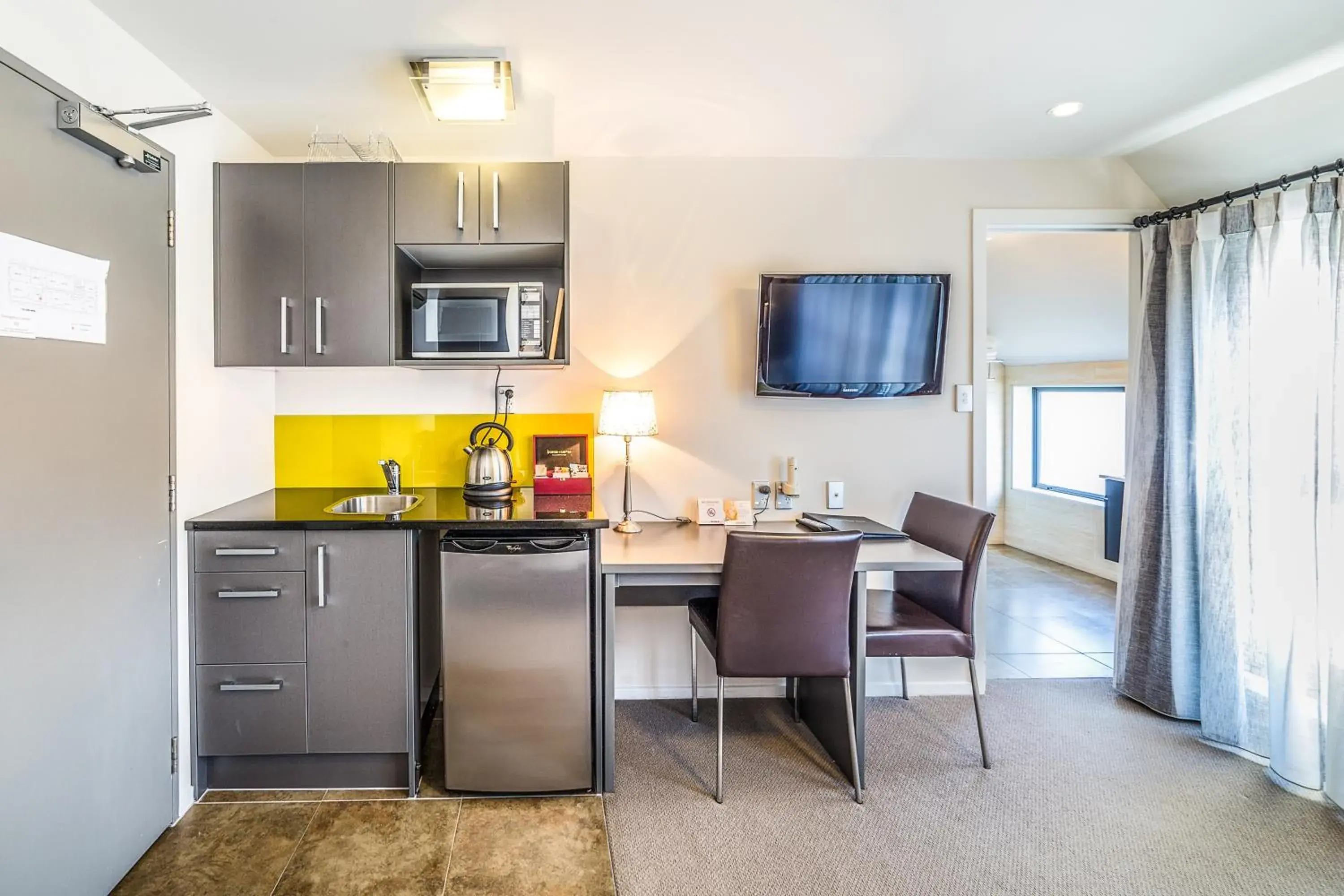 Bedroom, Kitchen/Kitchenette in Alexander Inn