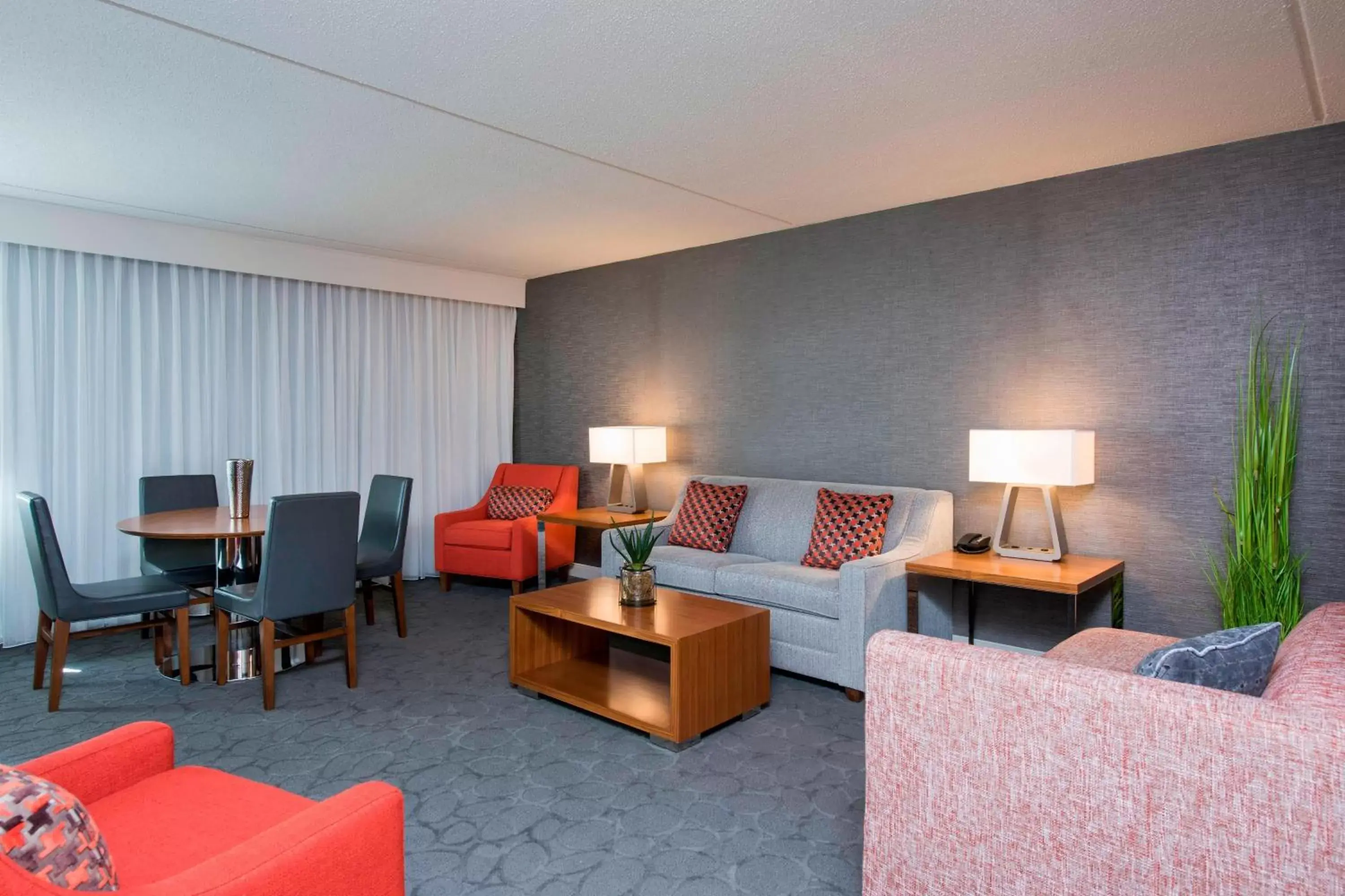 Photo of the whole room, Seating Area in Delta Hotels by Marriott Grand Rapids Airport