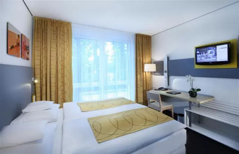 Photo of the whole room, Bed in Lindner Hotel Frankfurt Sportpark part of JdV by Hyatt
