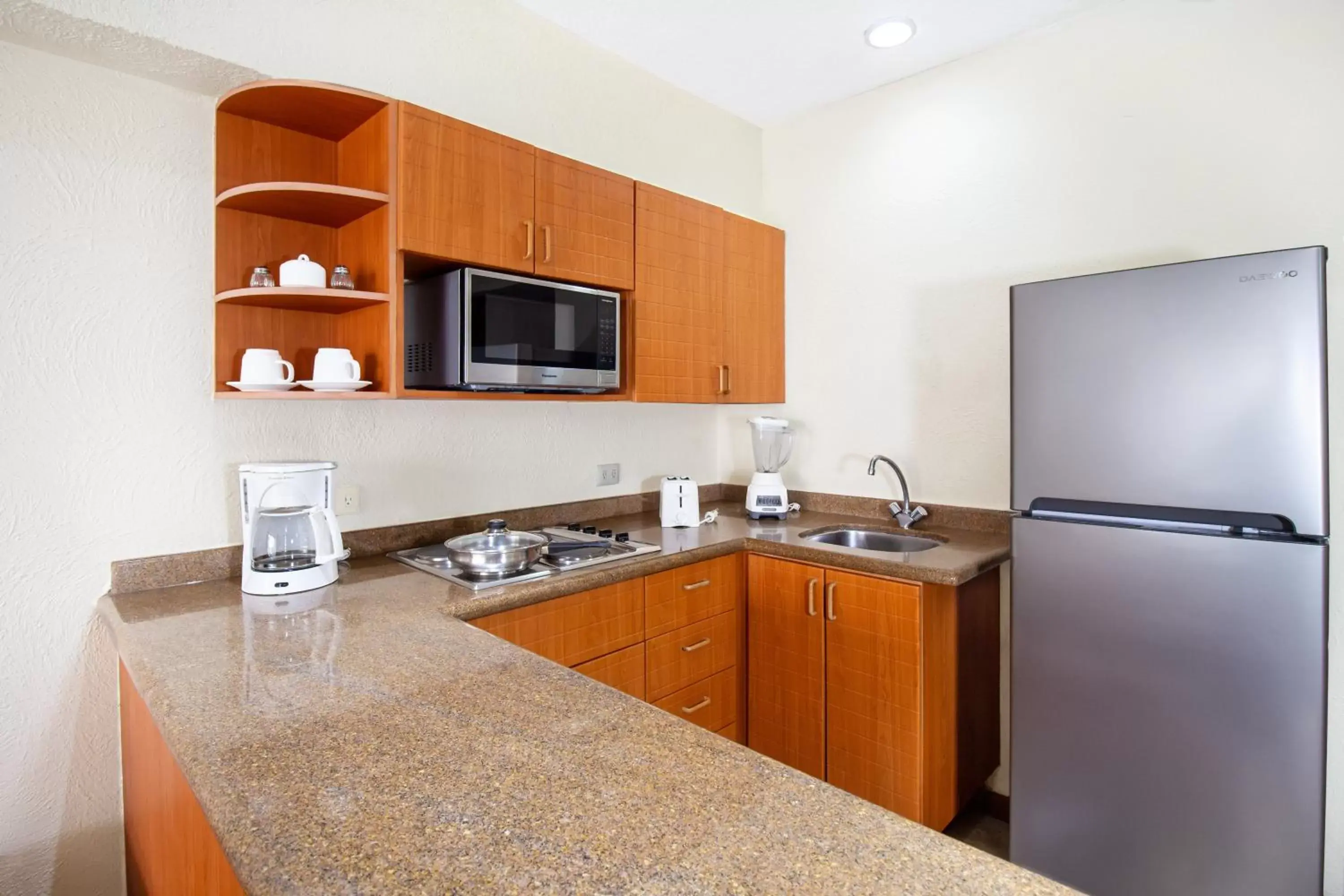 Kitchen or kitchenette, Kitchen/Kitchenette in Plaza Pelicanos Grand Beach Resort All Inclusive