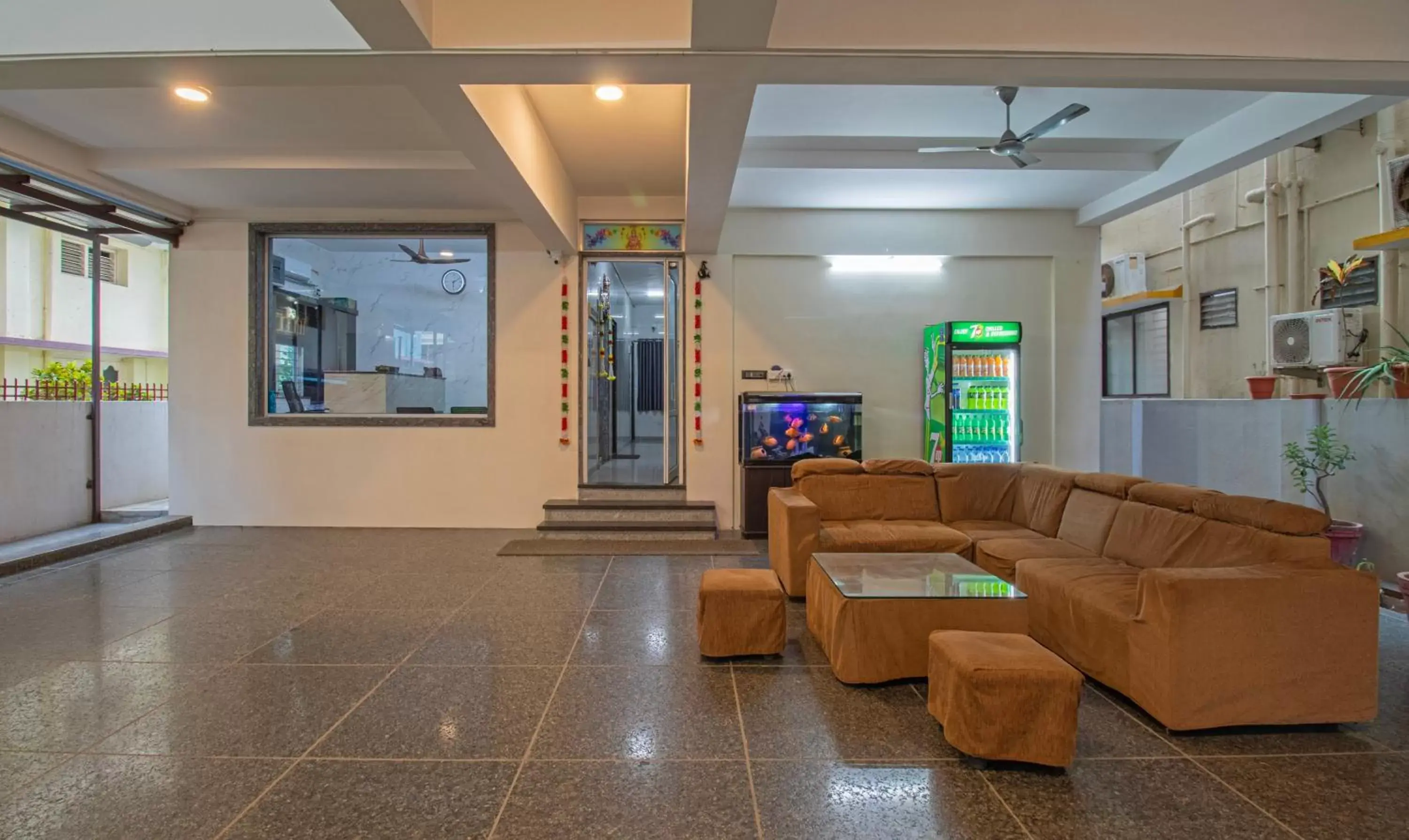 Seating area, Lobby/Reception in Treebo Trend Pranav Park