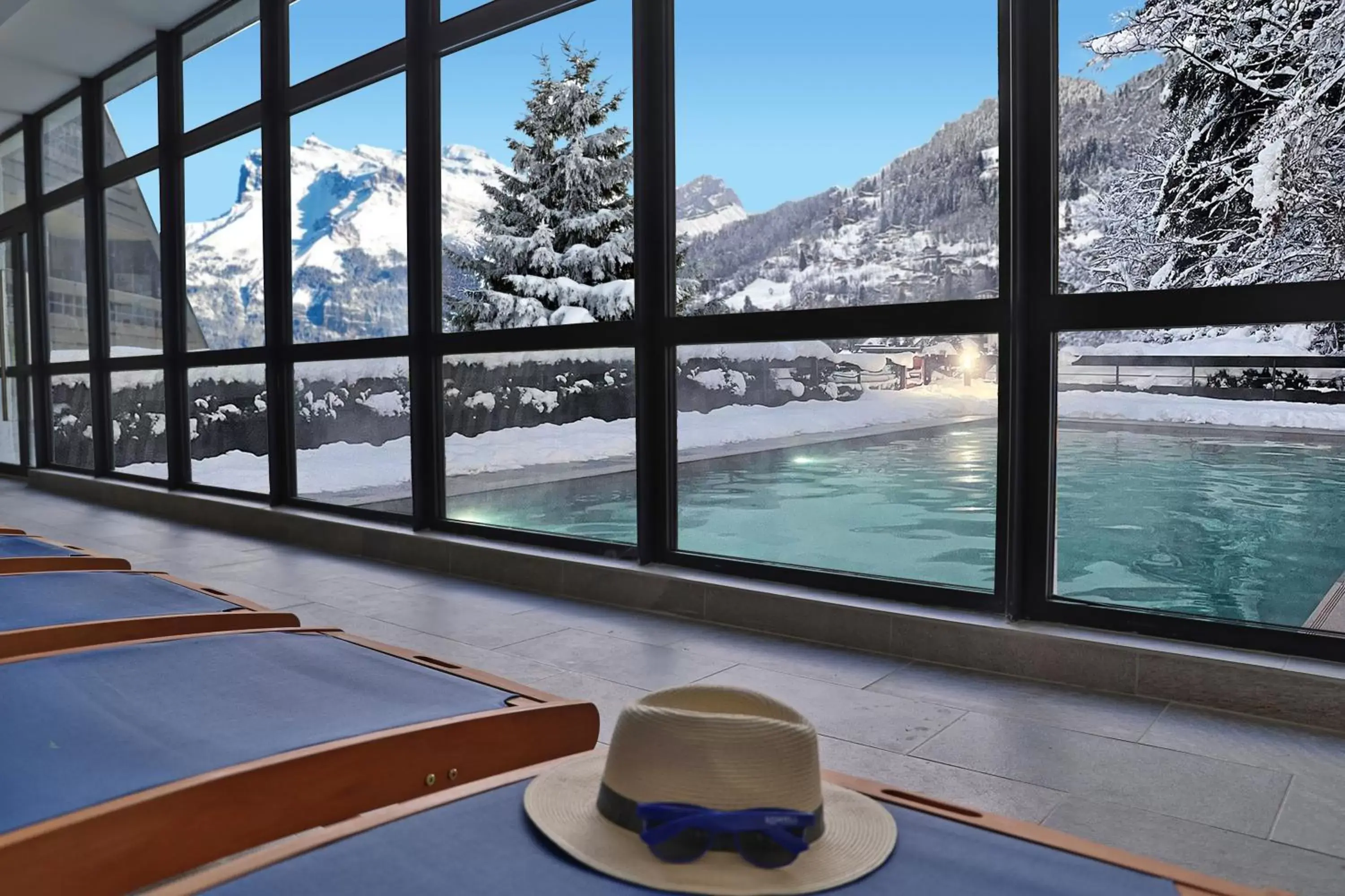 Swimming pool, Winter in SOWELL HOTELS Mont Blanc et SPA
