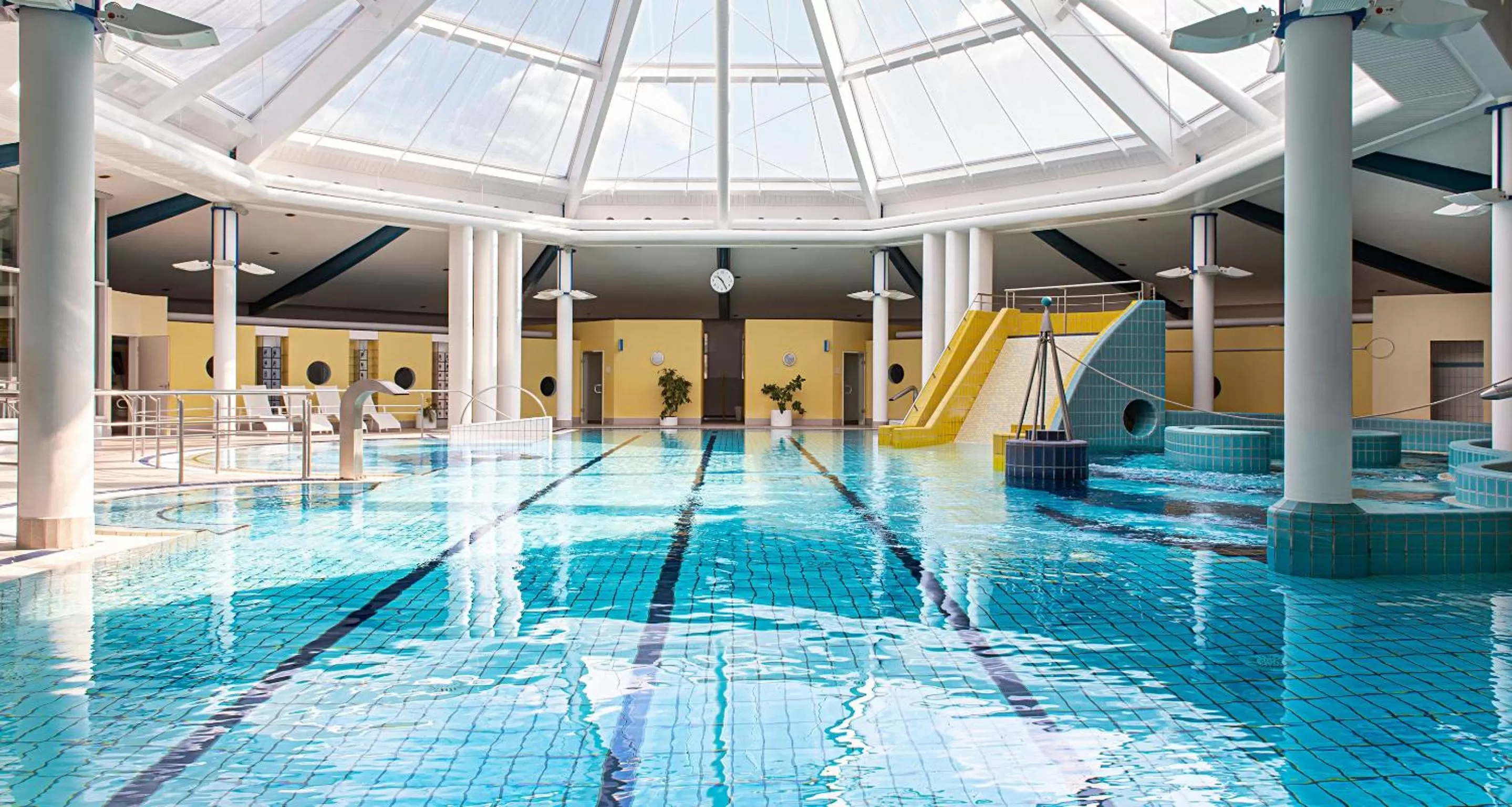 Swimming pool in Victor's Residenz-Hotel Teistungenburg