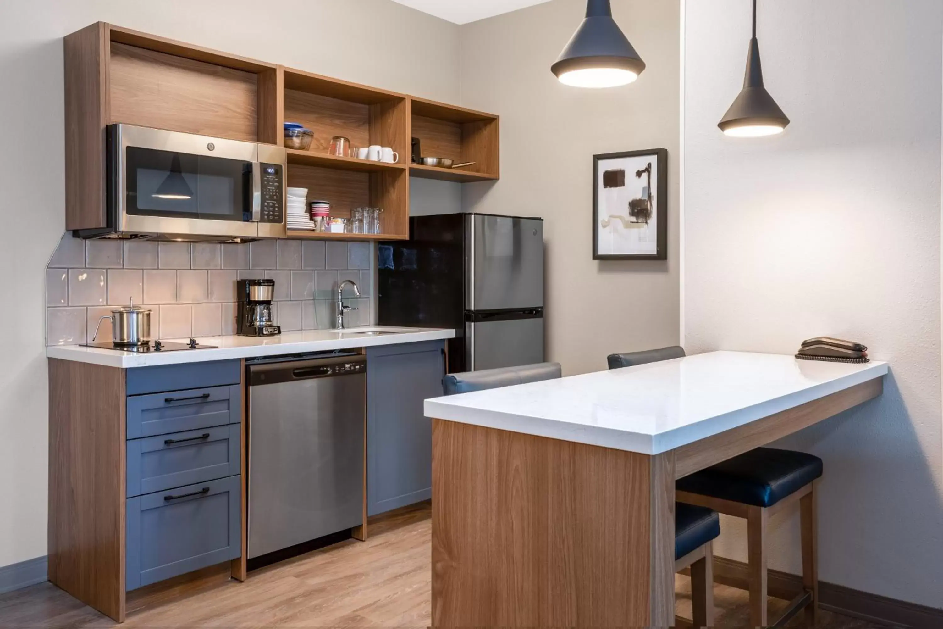 Bedroom, Kitchen/Kitchenette in Candlewood Suites Sioux Falls, an IHG Hotel