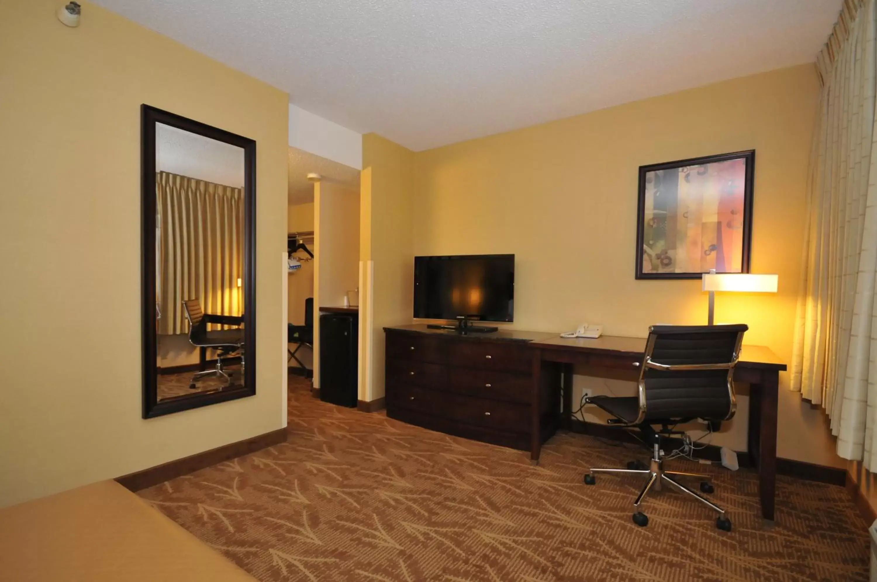 Bedroom, TV/Entertainment Center in Kahler Inn and Suites