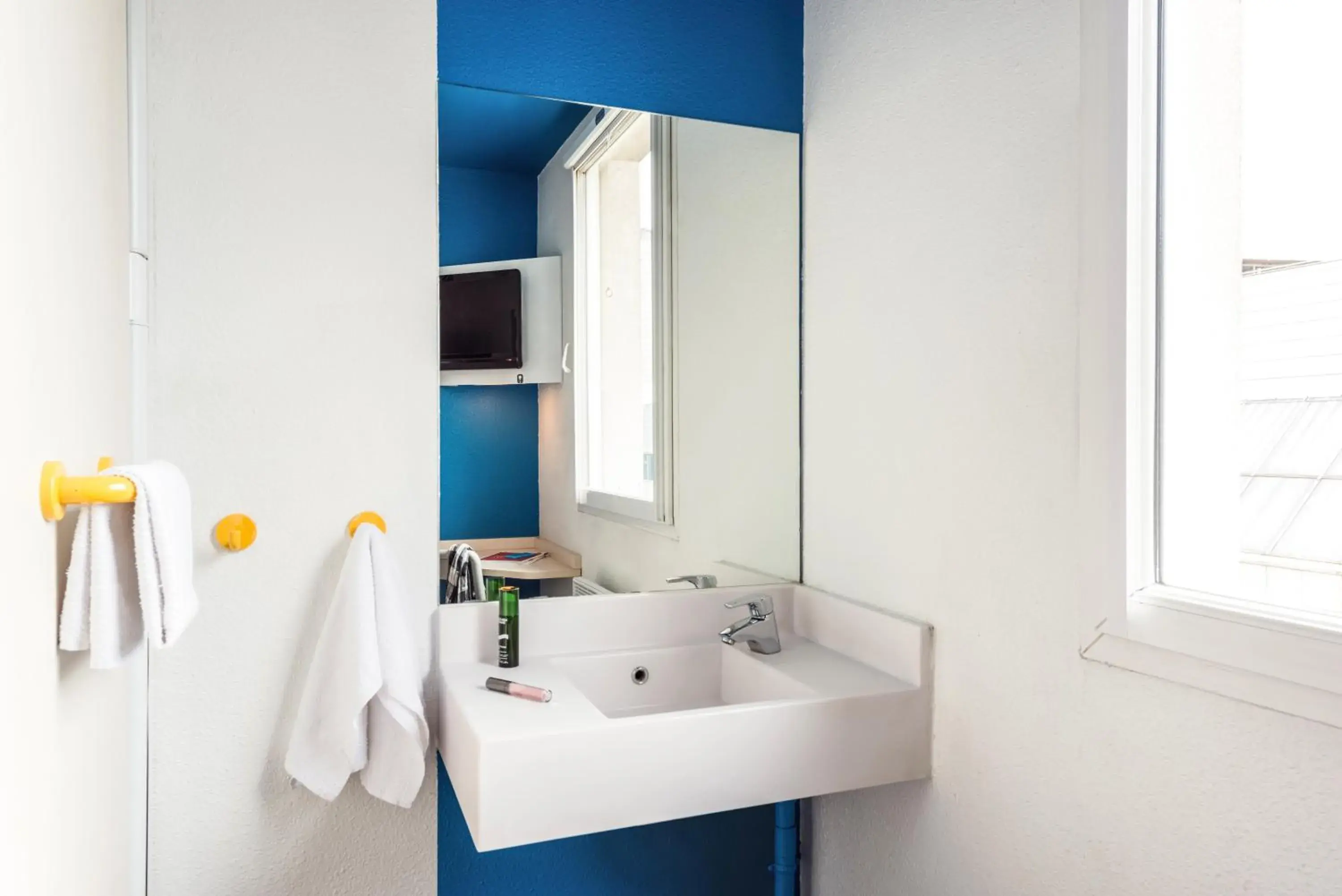 Bedroom, Bathroom in hotelF1 Evreux Sud