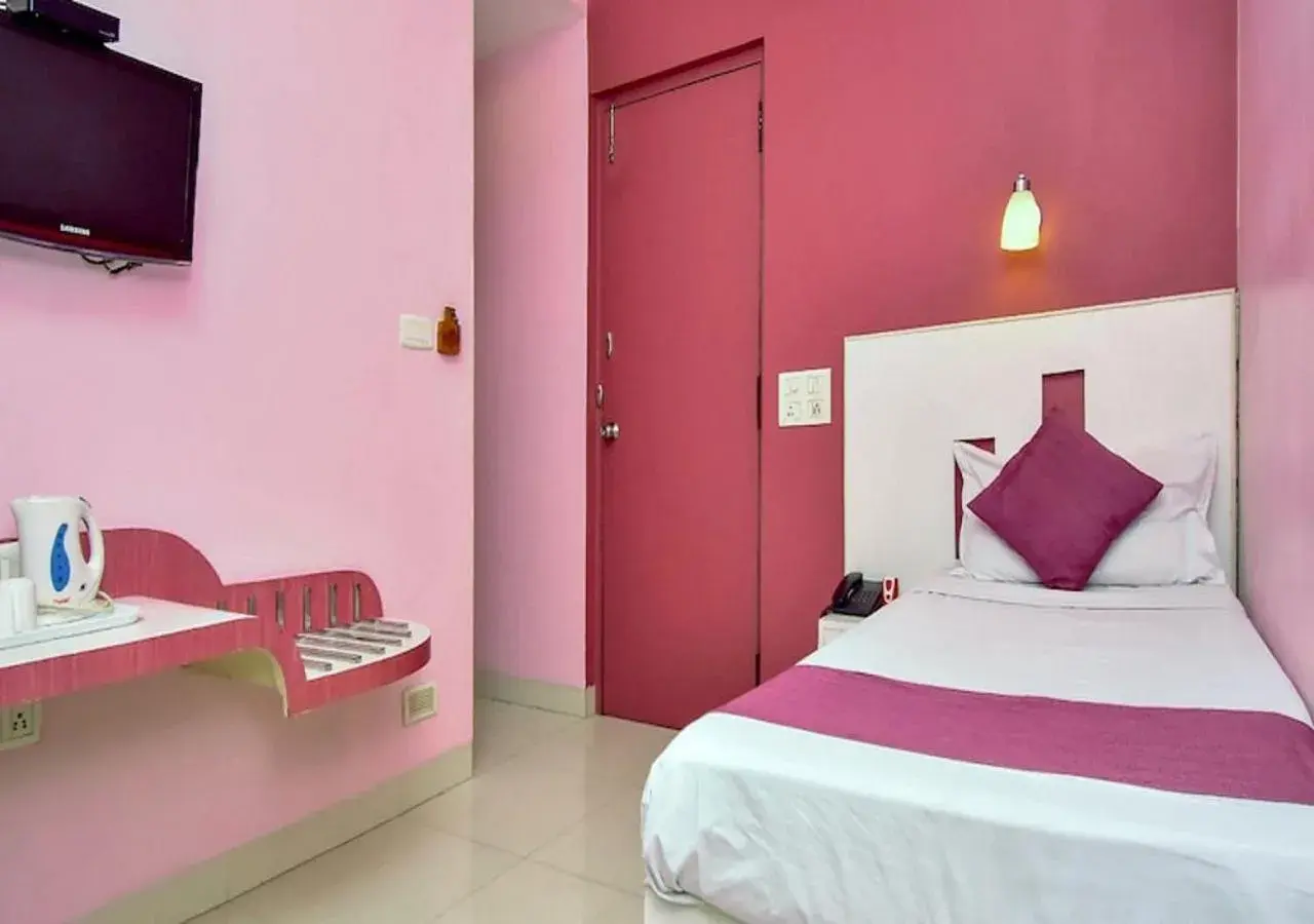 Bedroom, Bed in Hotel Pandian