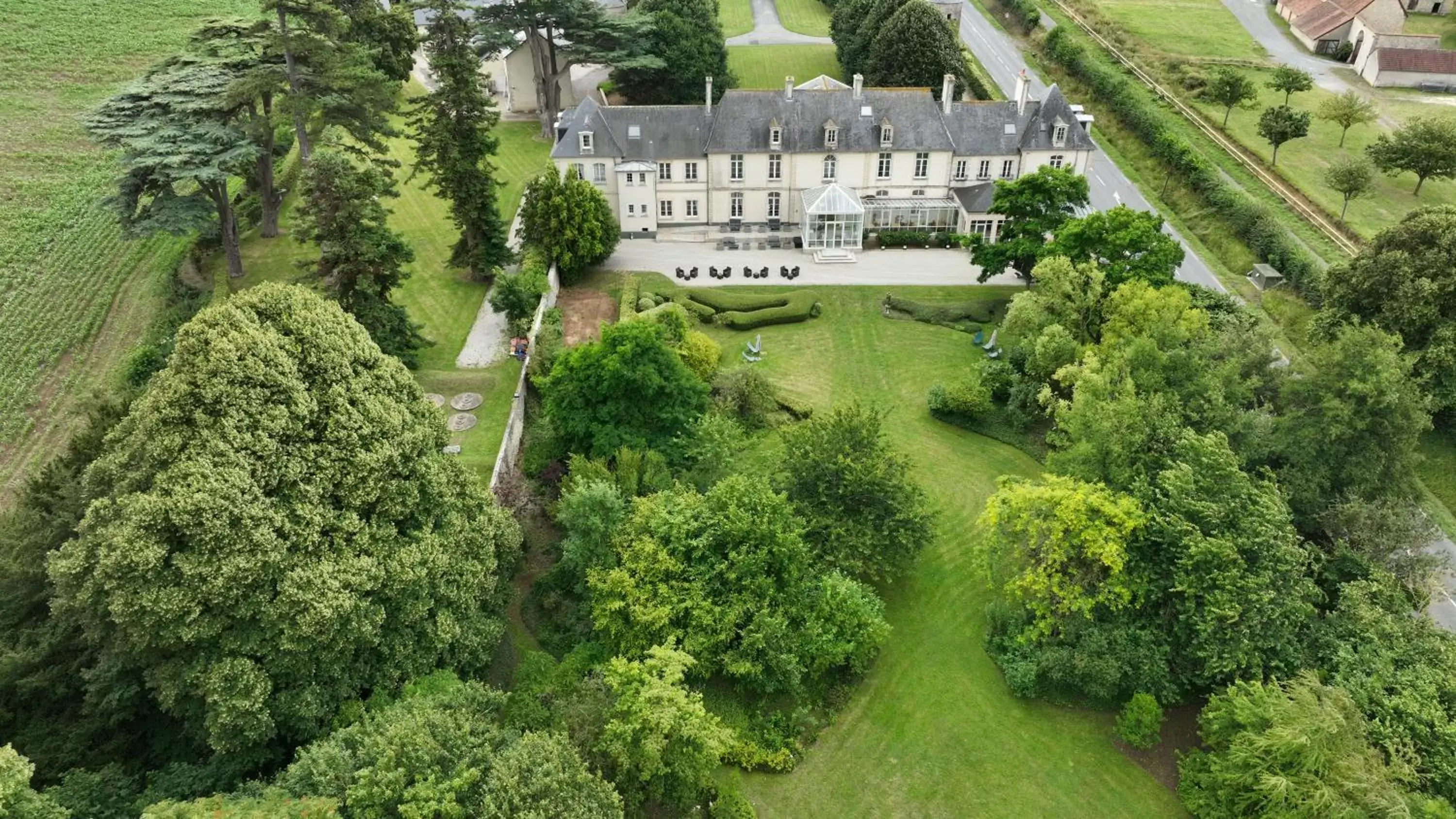 Bird's-eye View in Grand Hôtel "Château de Sully" - Piscine & Spa