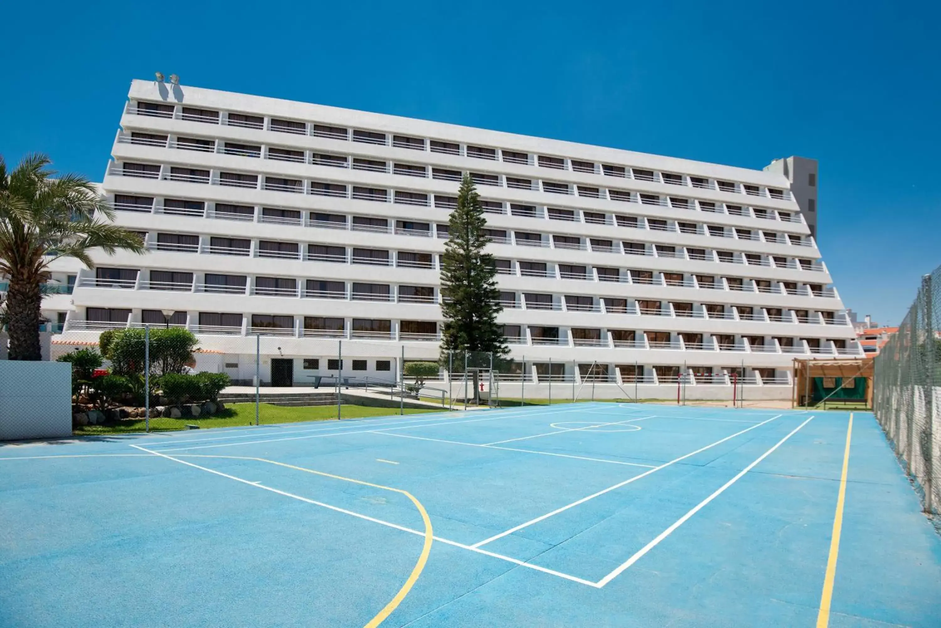 Tennis court in Alua Golf Trinidad