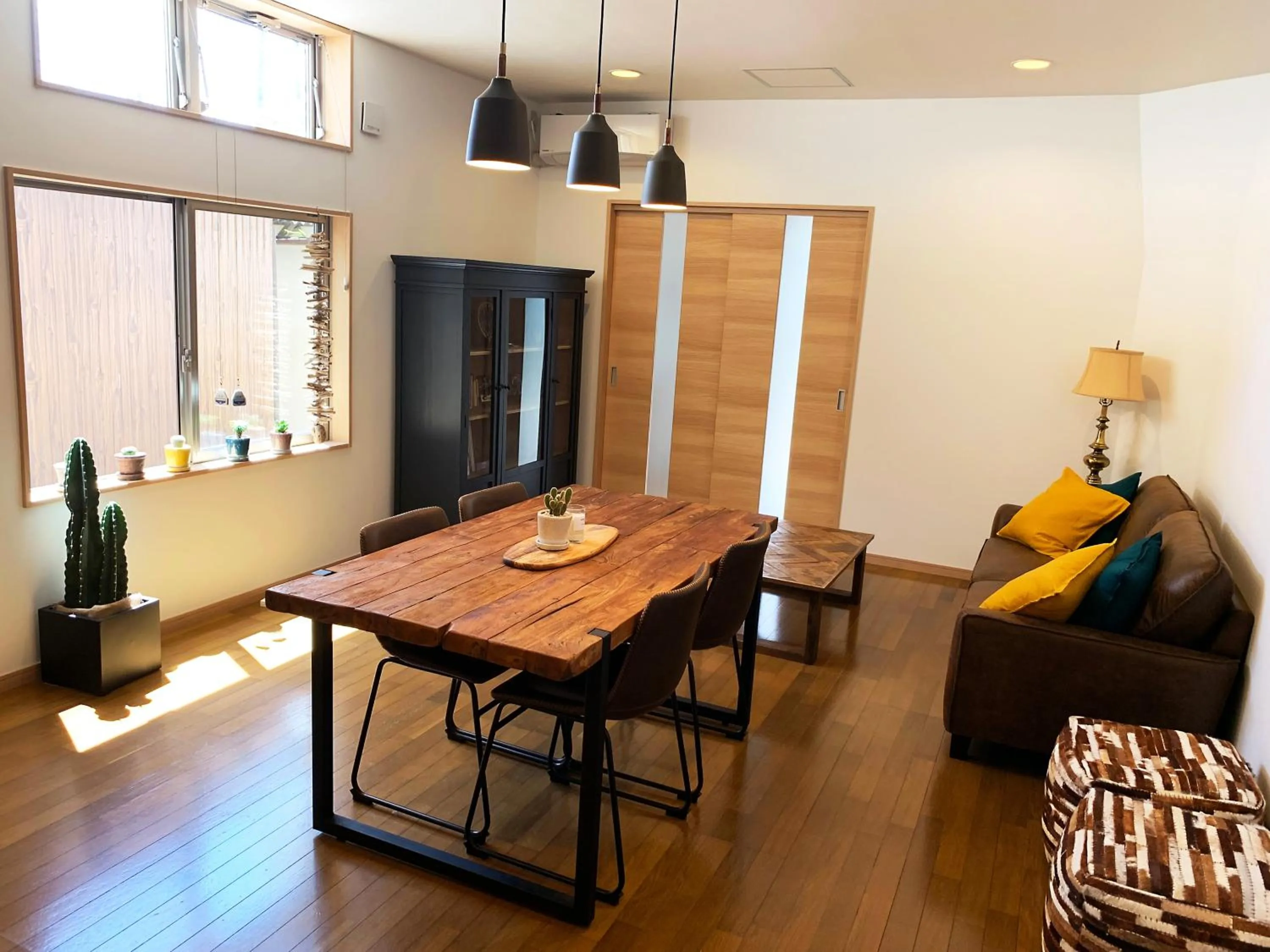 Communal lounge/ TV room in Cactus Inn