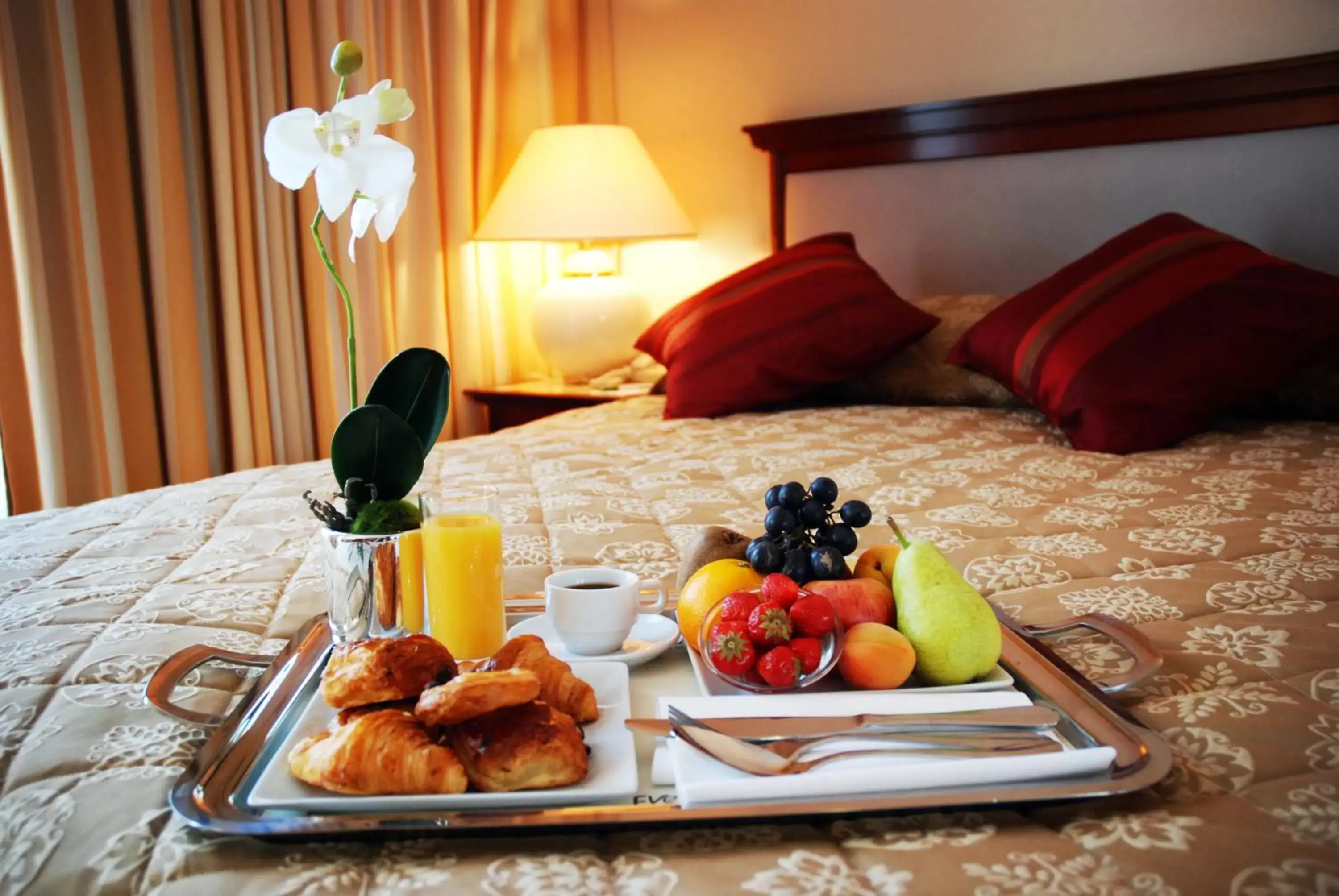Bed in Evergreen Laurel Hotel