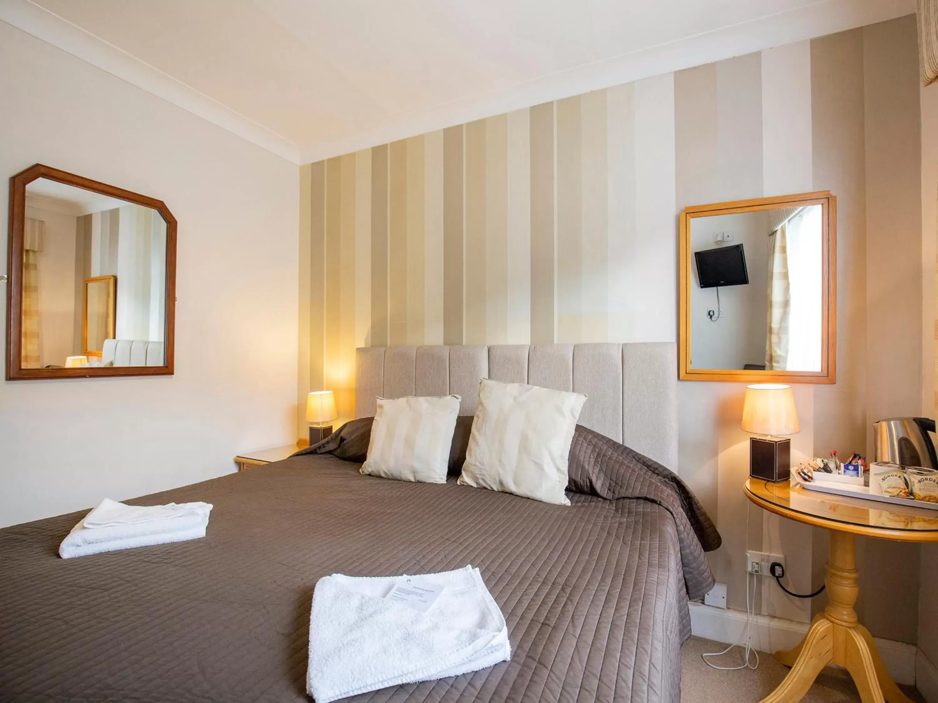 Bedroom, Bed in OYO Arden Guest House, Craigmillar Castle Edinburgh