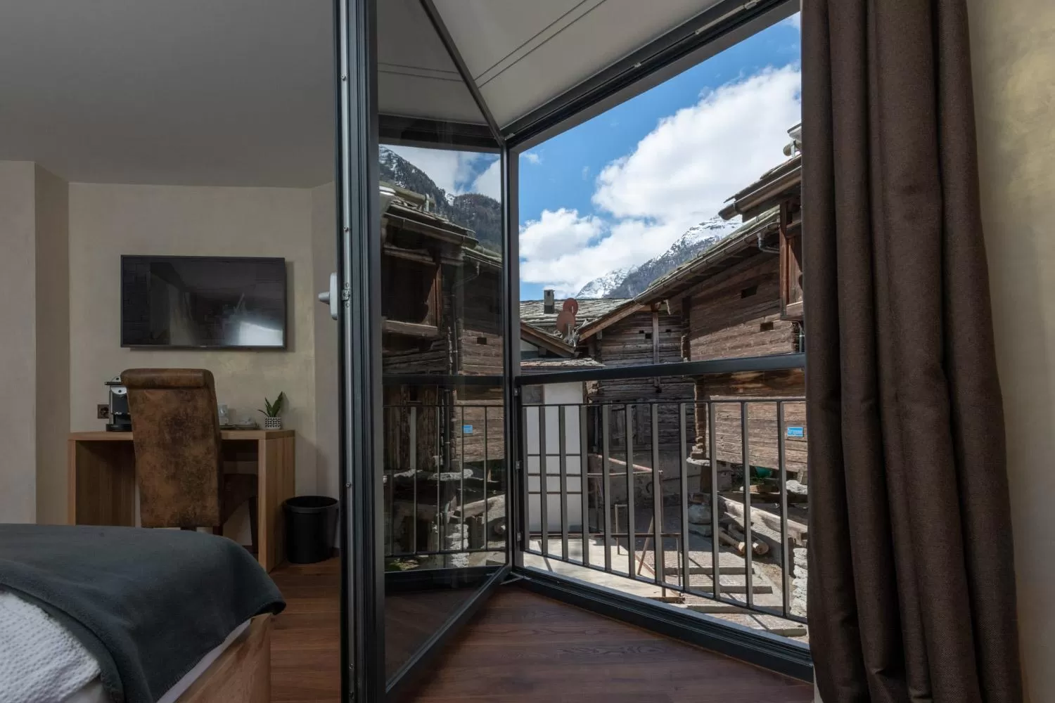 Balcony/Terrace, Bed in Hotel Heimatlodge