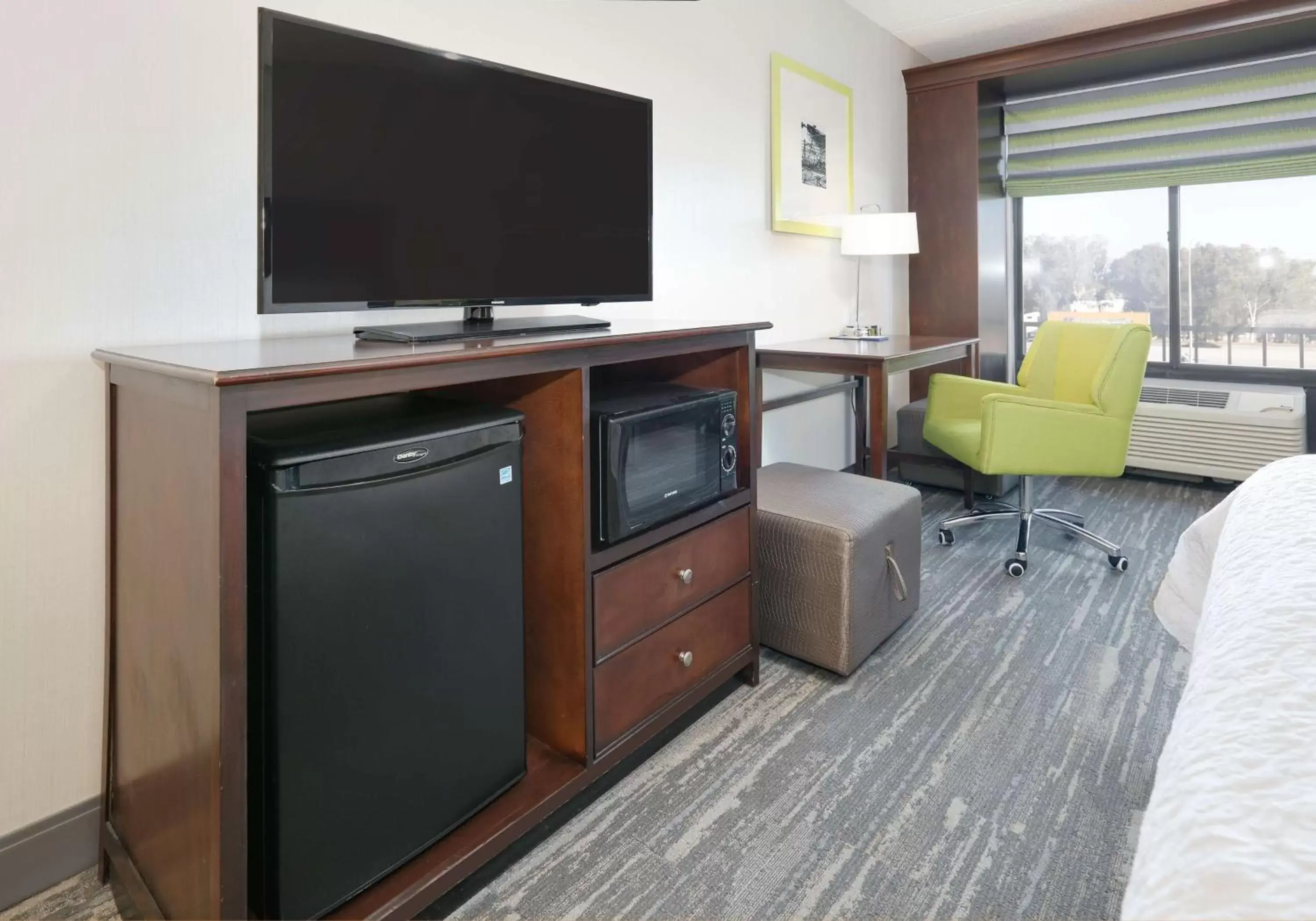 Bedroom, TV/Entertainment Center in Hampton Inn Los Angeles/Carson