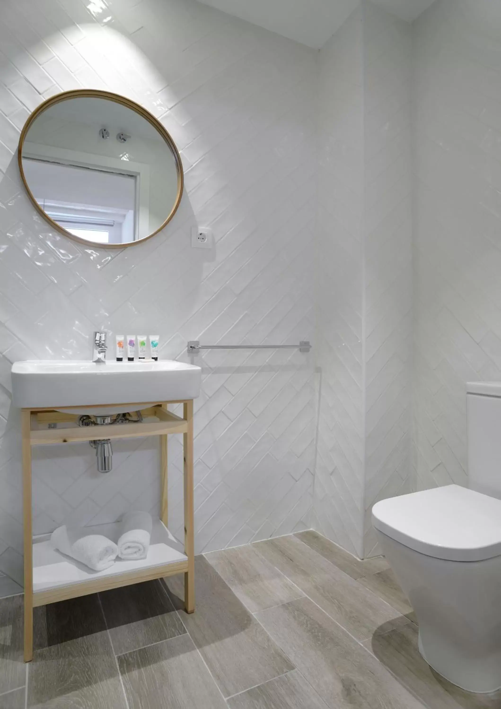 Toilet, Bathroom in nQn Aparts & Suites Madrid