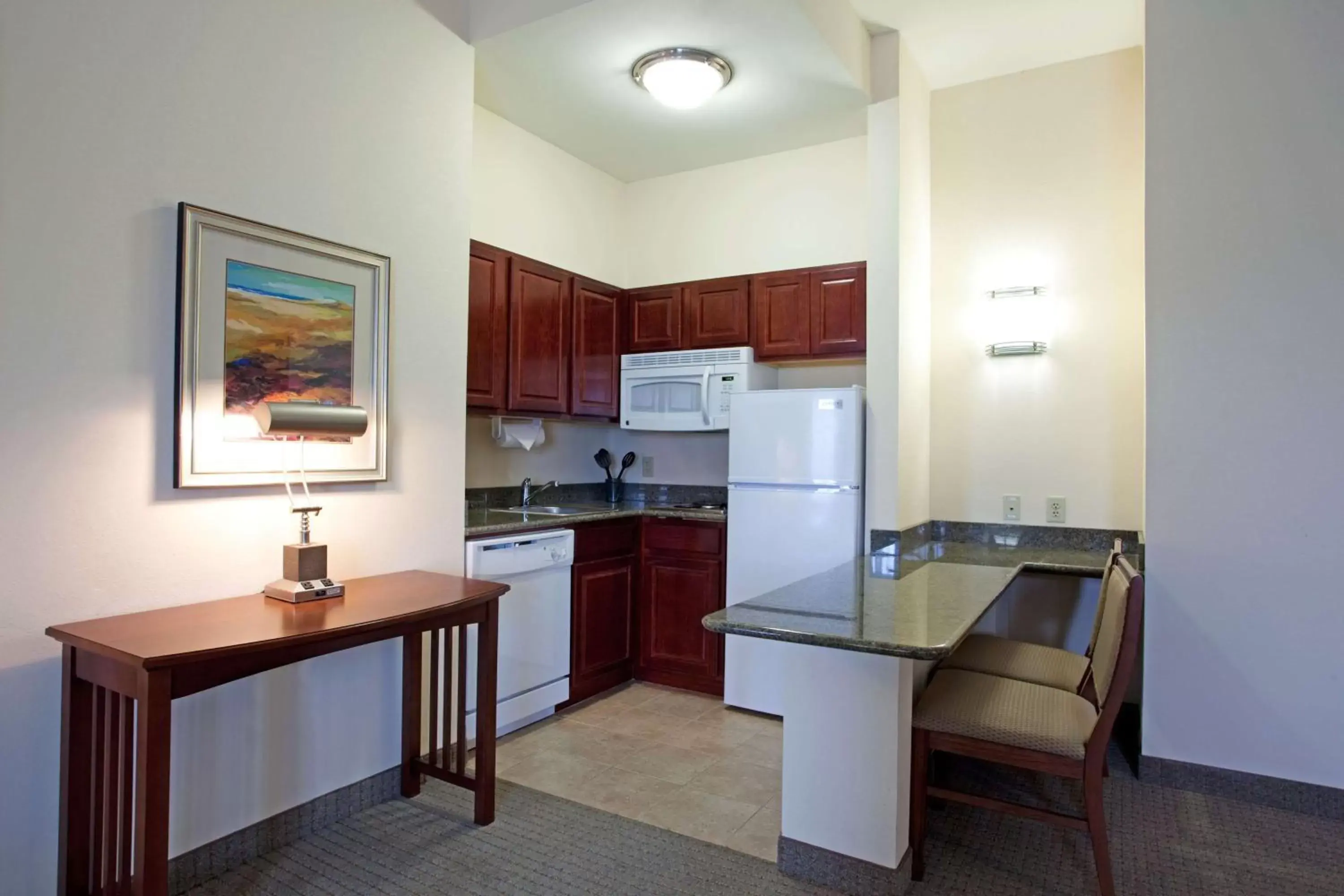 Kitchen or kitchenette, Kitchen/Kitchenette in Sonesta ES Suites Baton Rouge University at Southgate