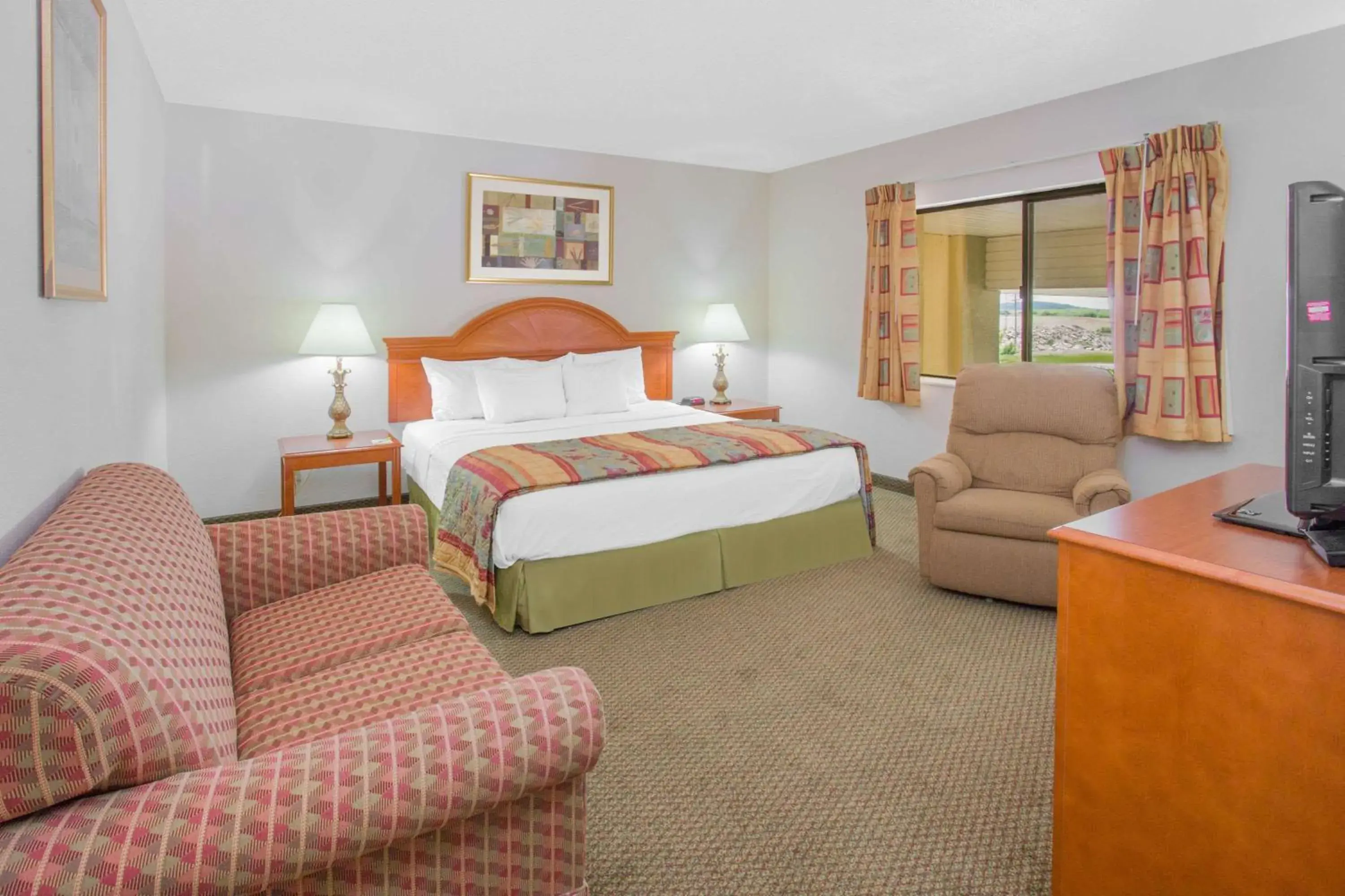 Photo of the whole room, Bed in Days Inn by Wyndham Portage