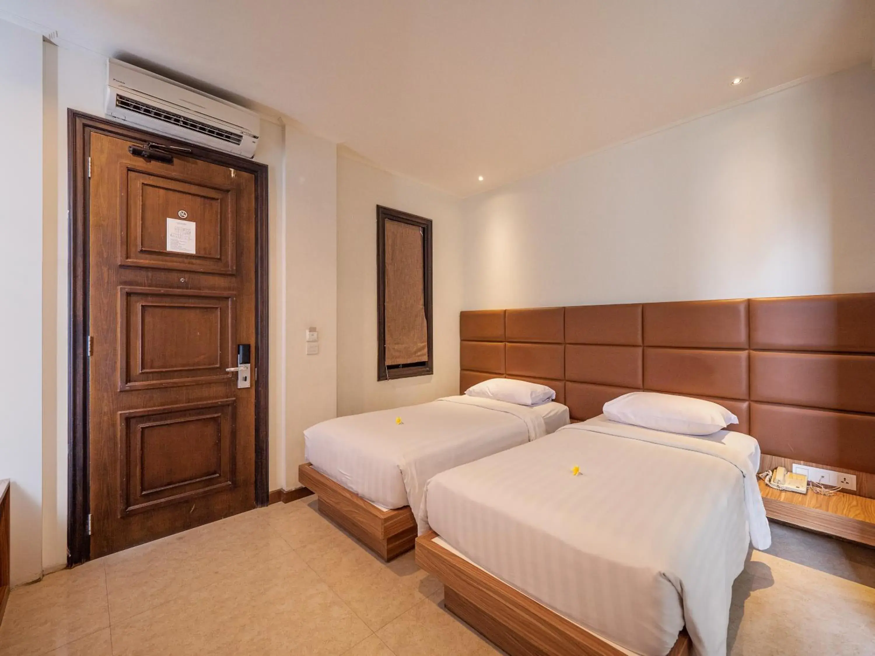 Bed in Alron Hotel Kuta Powered by Archipelago