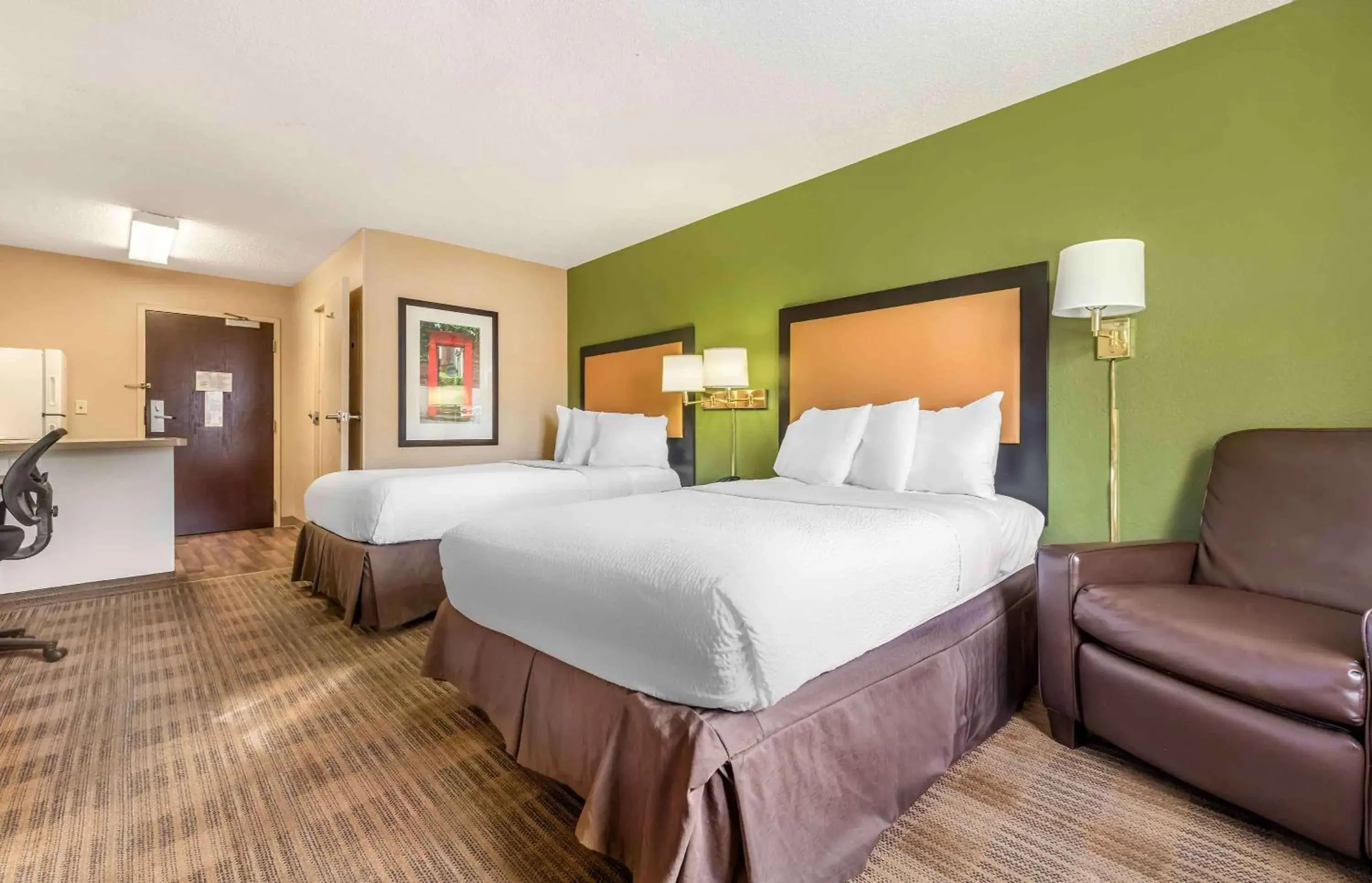 Bedroom, Bed in Extended Stay America Suites - Minneapolis - Maple Grove