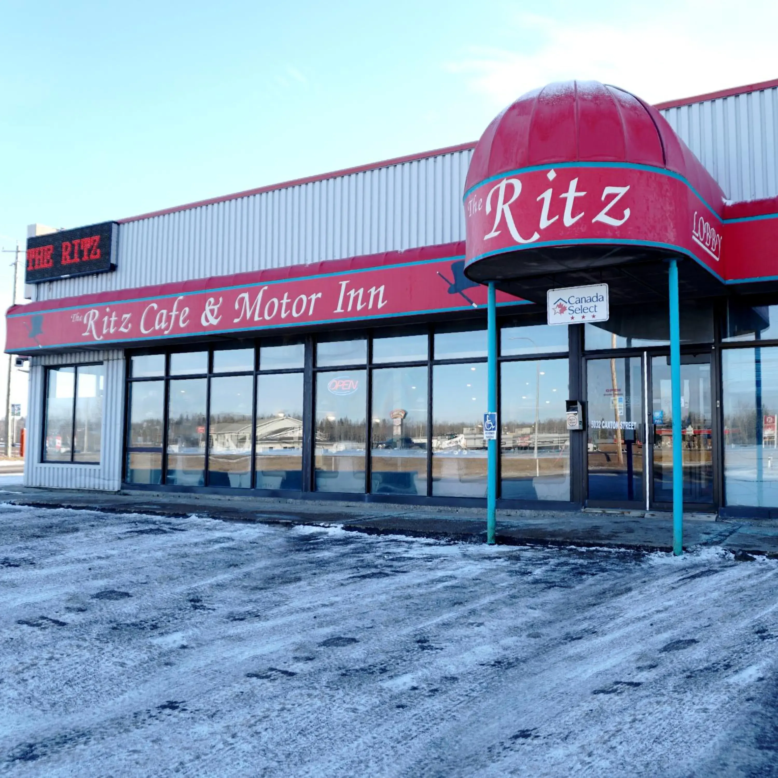 Property Building in The Ritz Cafe and Motor Inn