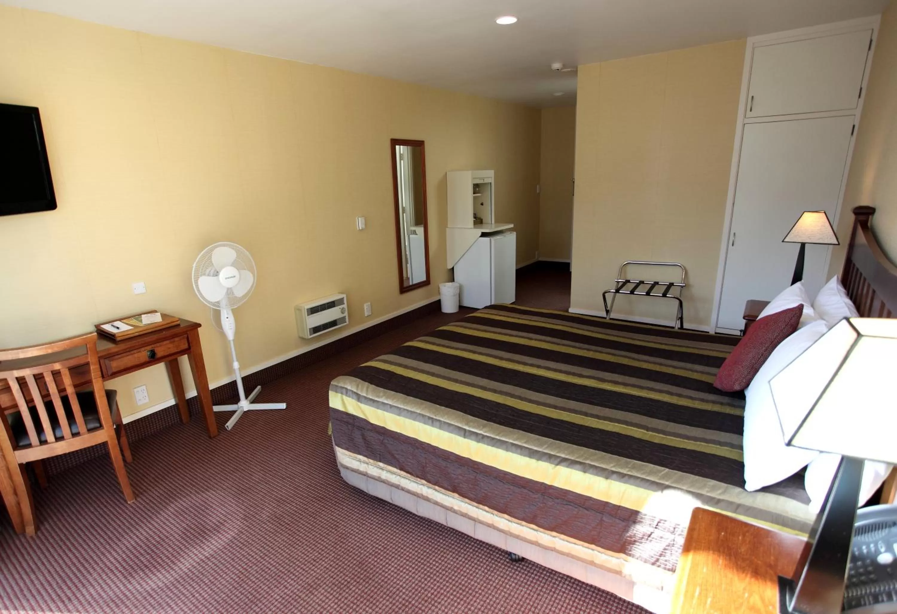 Photo of the whole room, Bed in Hotel Ashburton