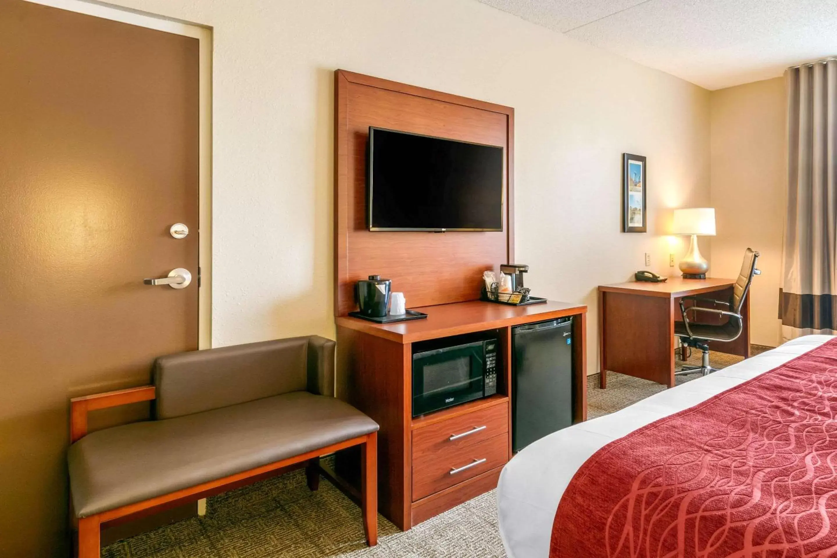 Photo of the whole room, TV/Entertainment Center in Comfort Inn & Suites Nashville Franklin Cool Springs