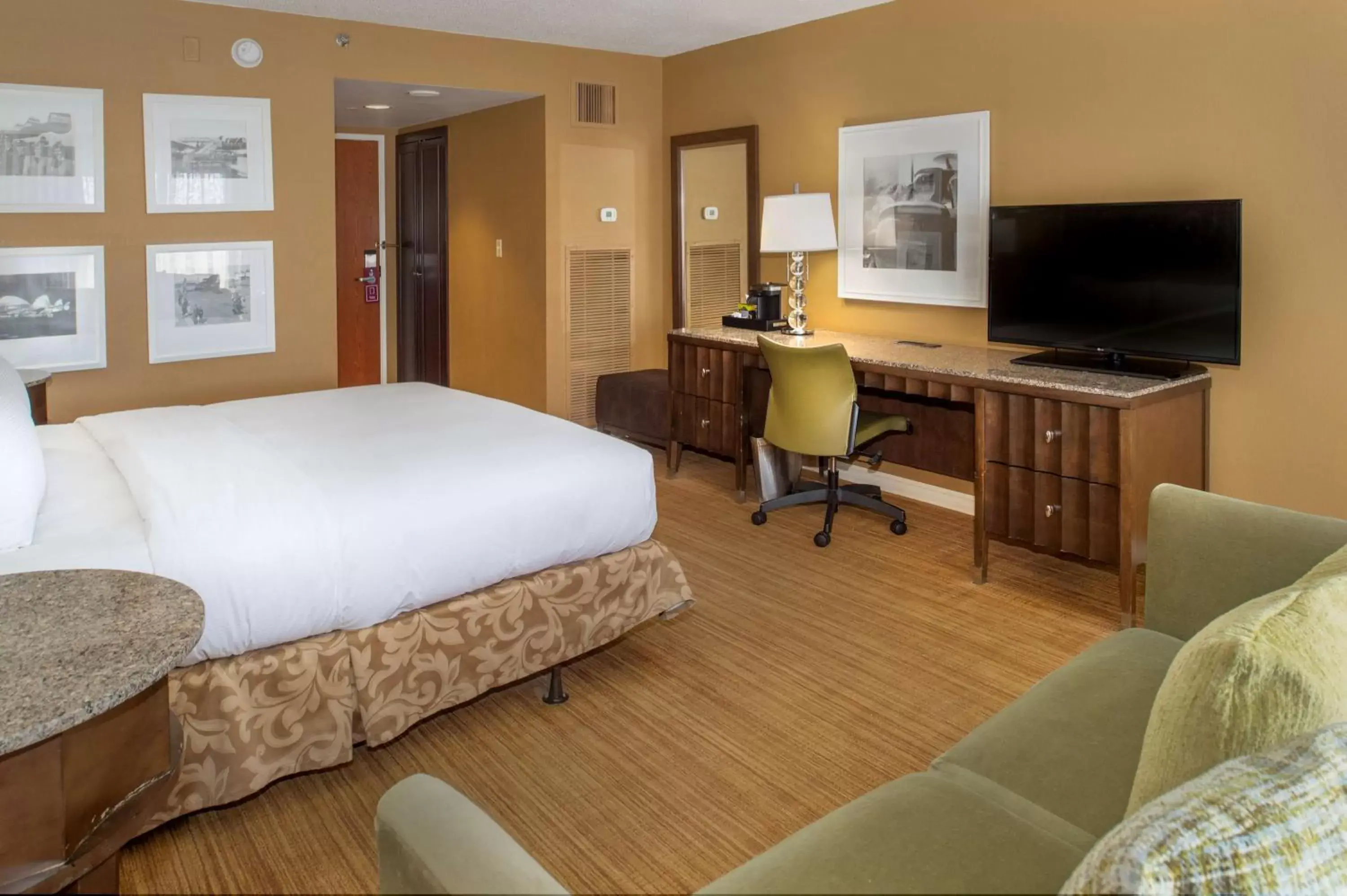Living room, Bed in Hilton St. Louis Airport