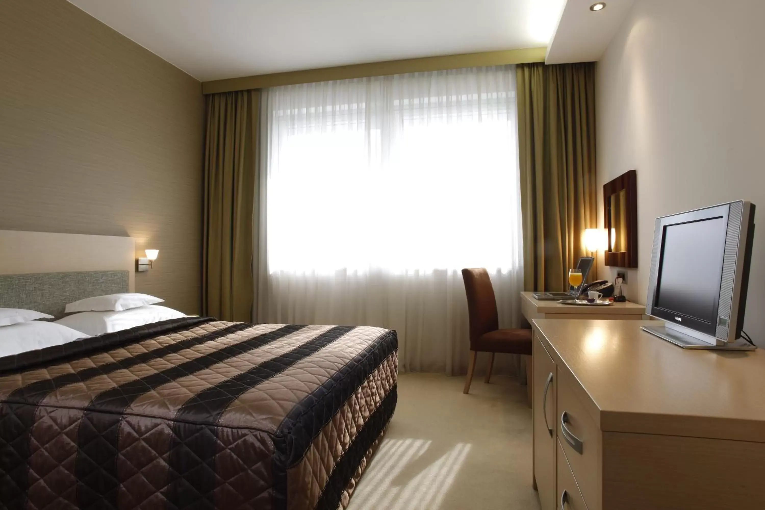Bed, TV/Entertainment Center in IN Hotel Beograd