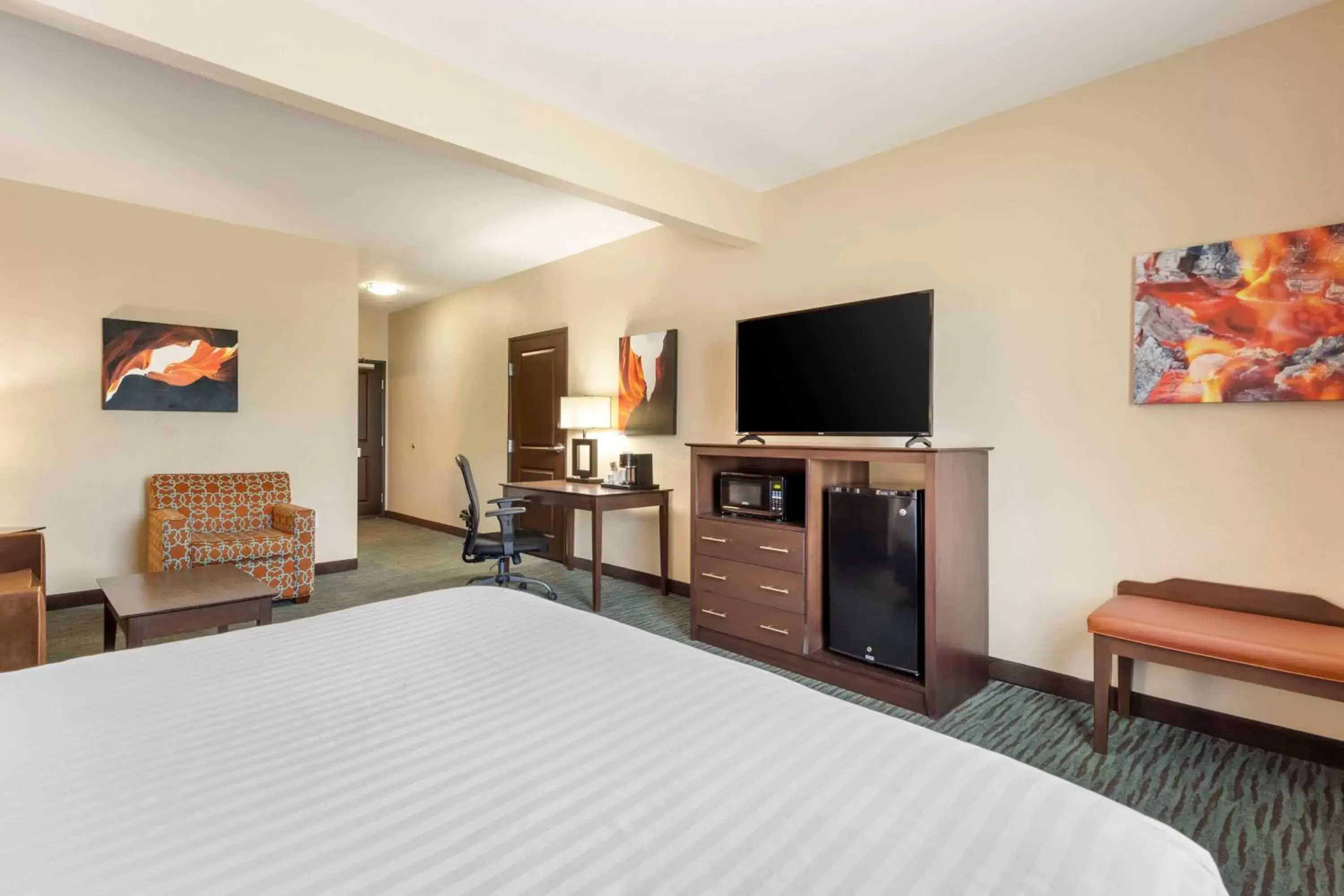 Photo of the whole room, TV/Entertainment Center in Best Western Plus Longhorn Inn & Suites