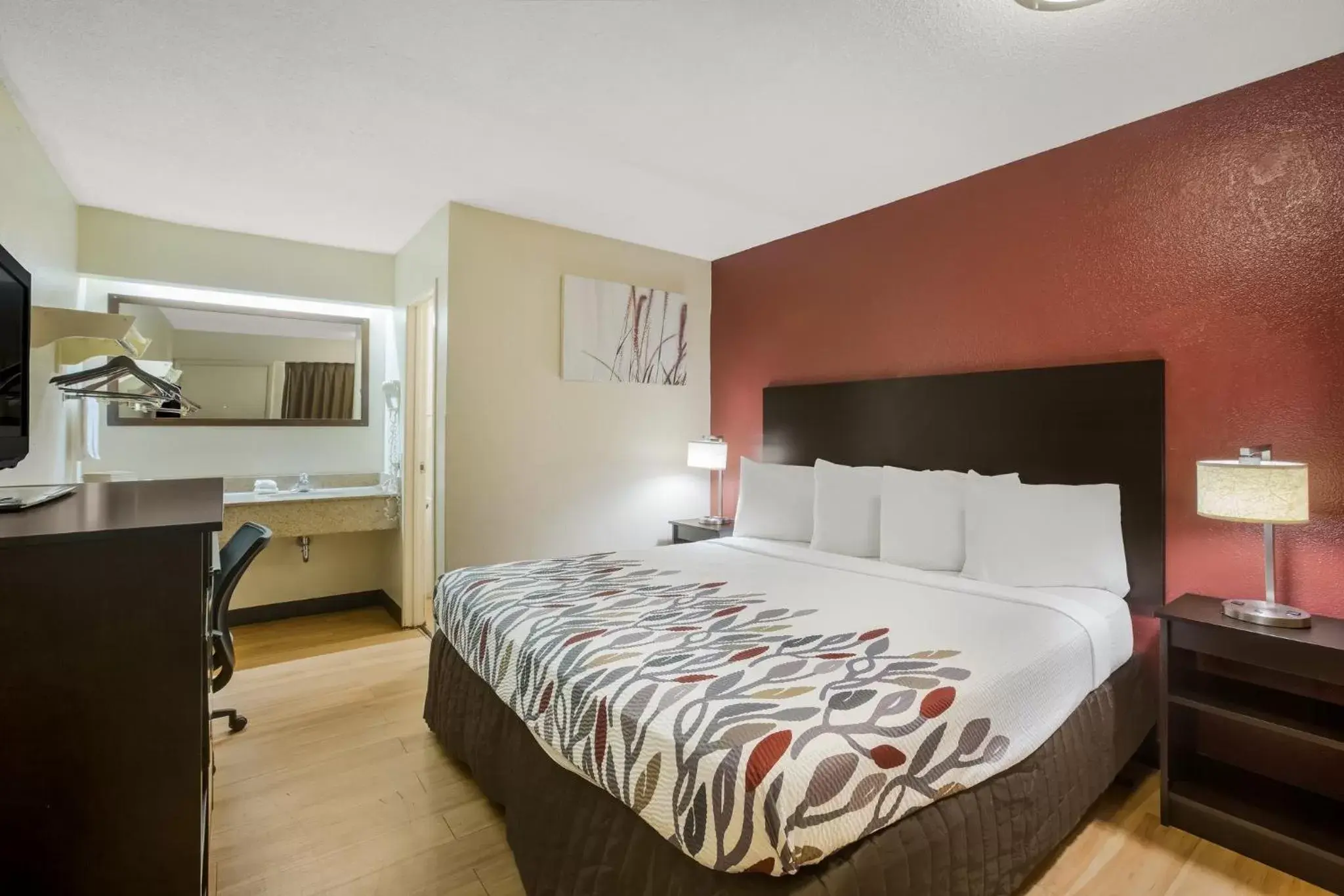 Photo of the whole room, Bed in Red Roof Inn Atlanta South - Morrow