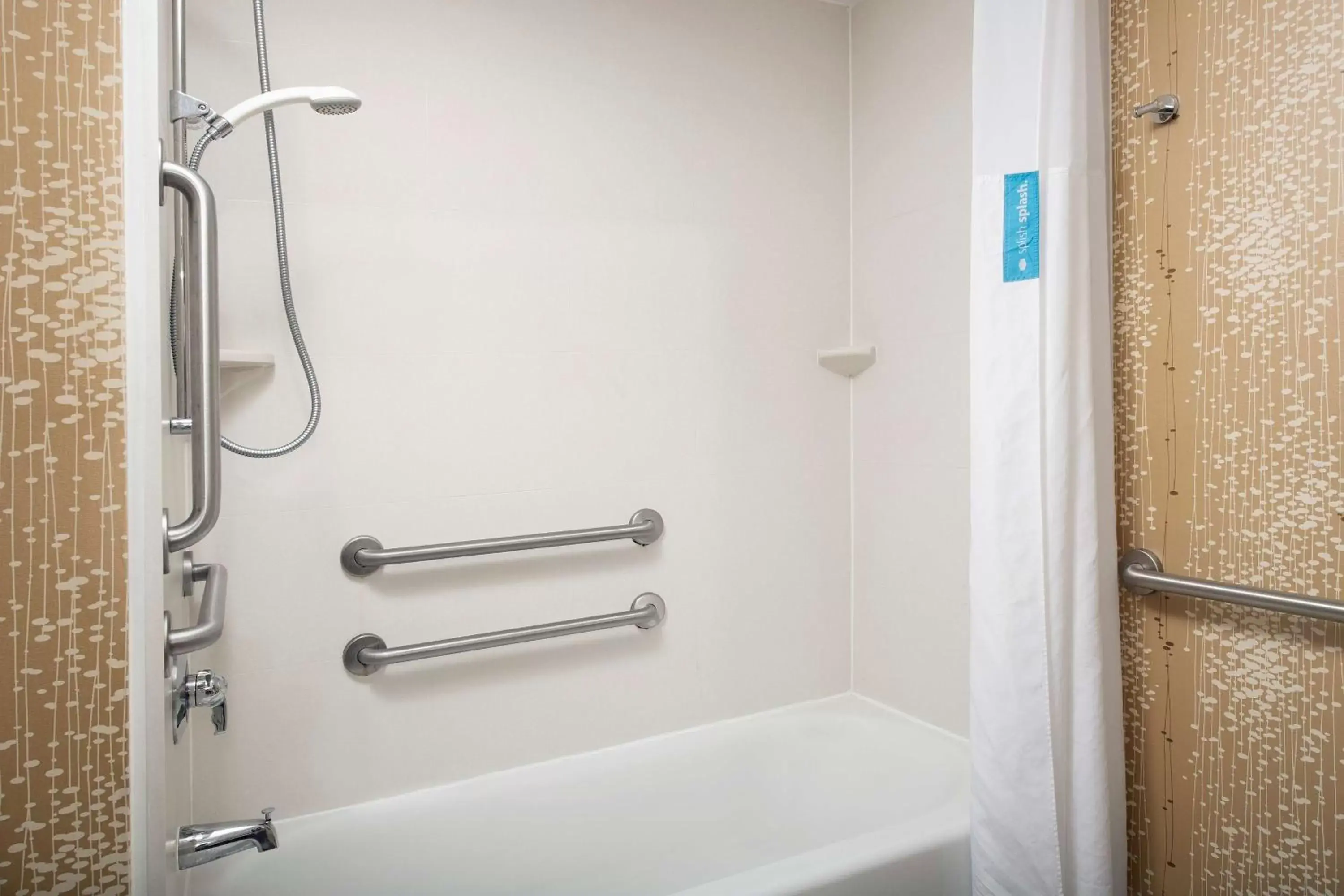 Bathroom in Hampton Inn & Suites Alpharetta-Windward