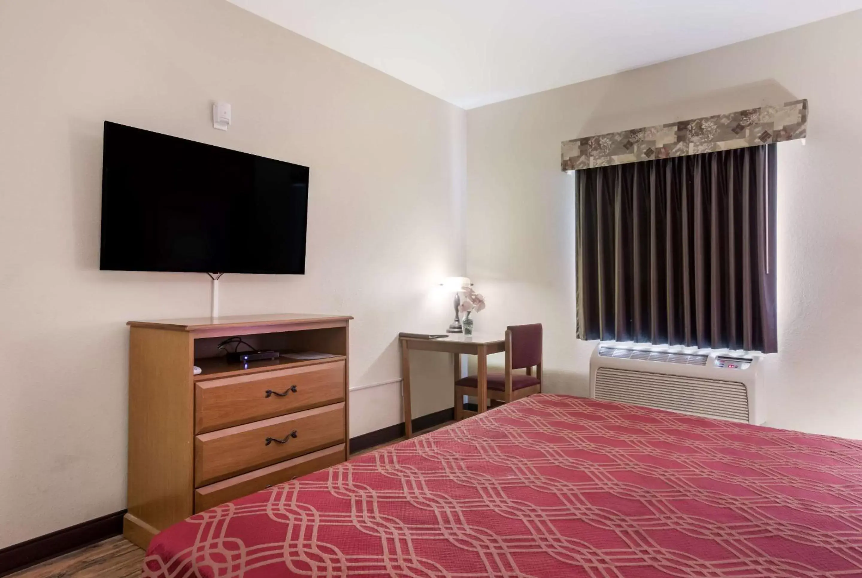Photo of the whole room, TV/Entertainment Center in Econo Lodge Inn & Suites Rockmart