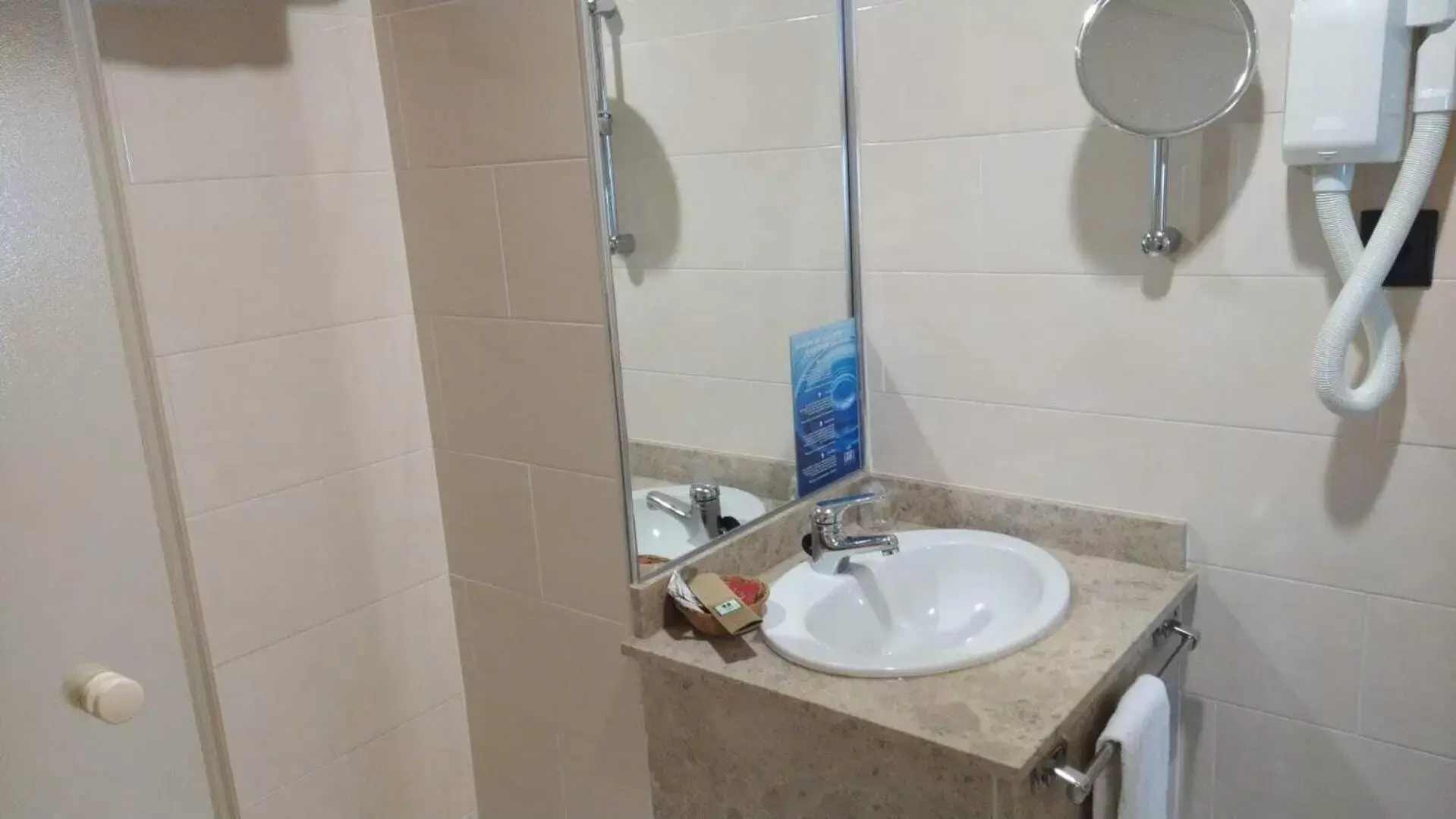 Bathroom in Hotel Ébora by Vivere Stays Bathroom in Hotel Ébora by Vivere Stays