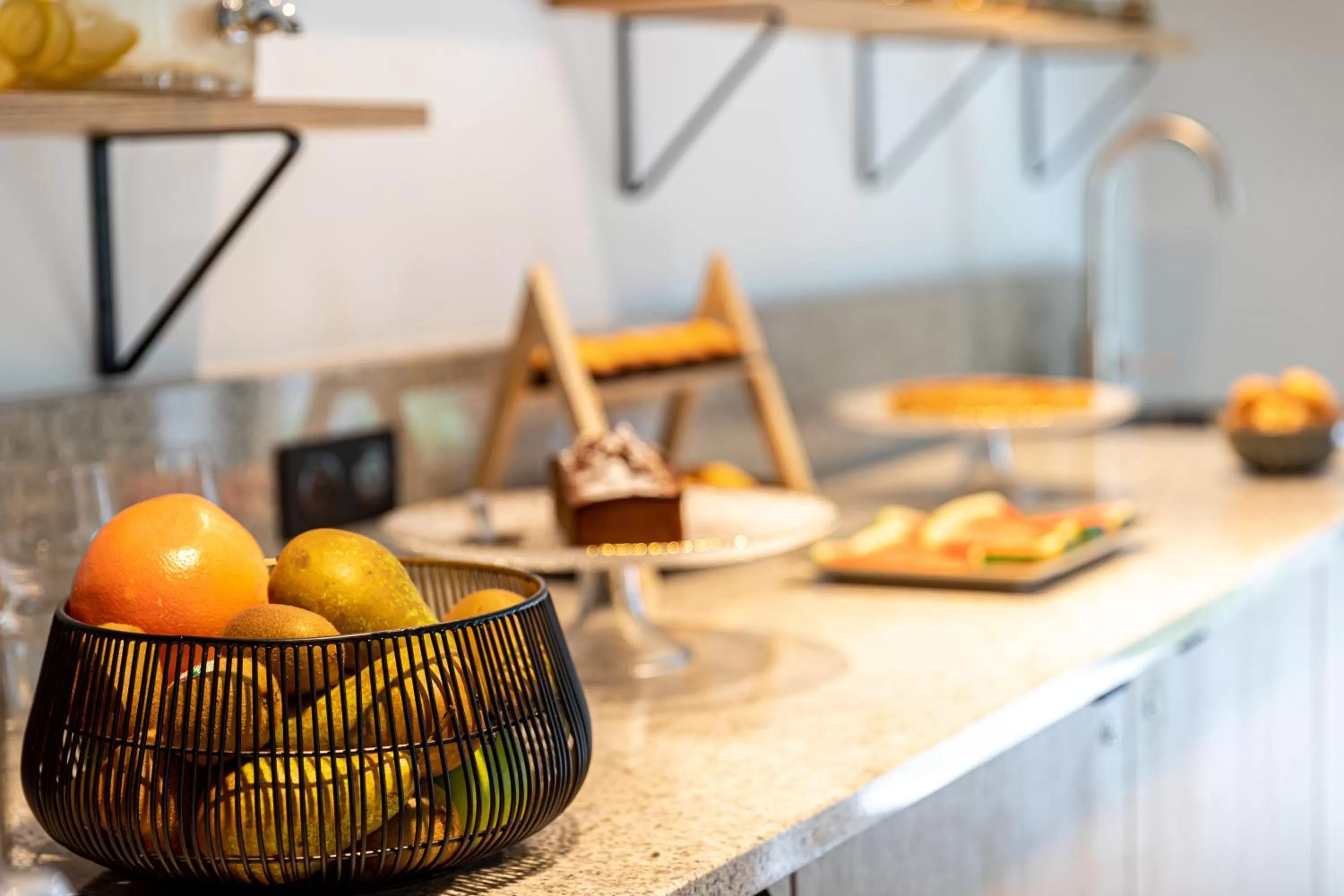 Food and drinks in Best Western M-Treize Paris Asnieres