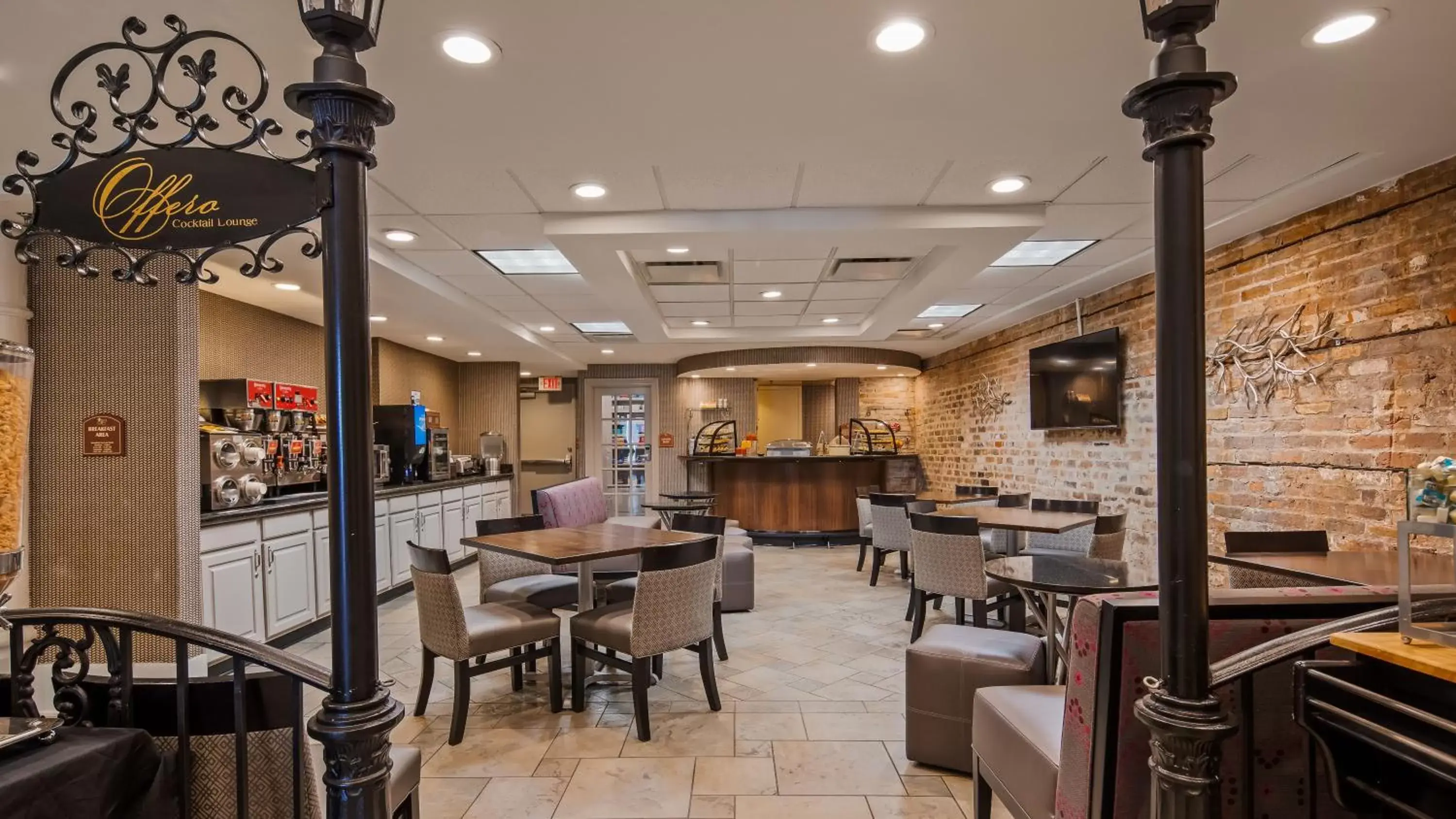 Seating area, Restaurant/Places to Eat in Best Western Plus St. Christopher Hotel