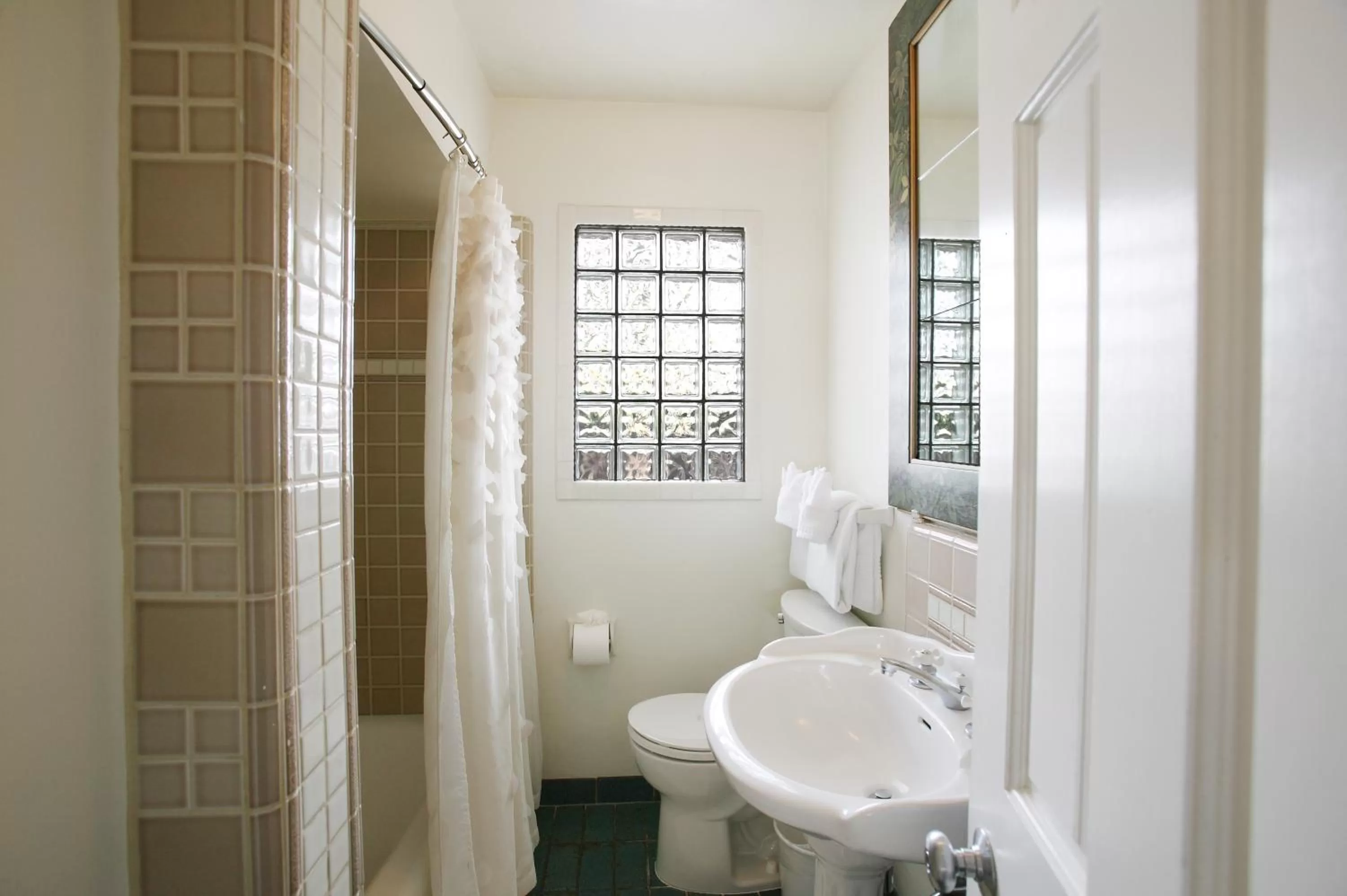 Shower in Harbor House Inn