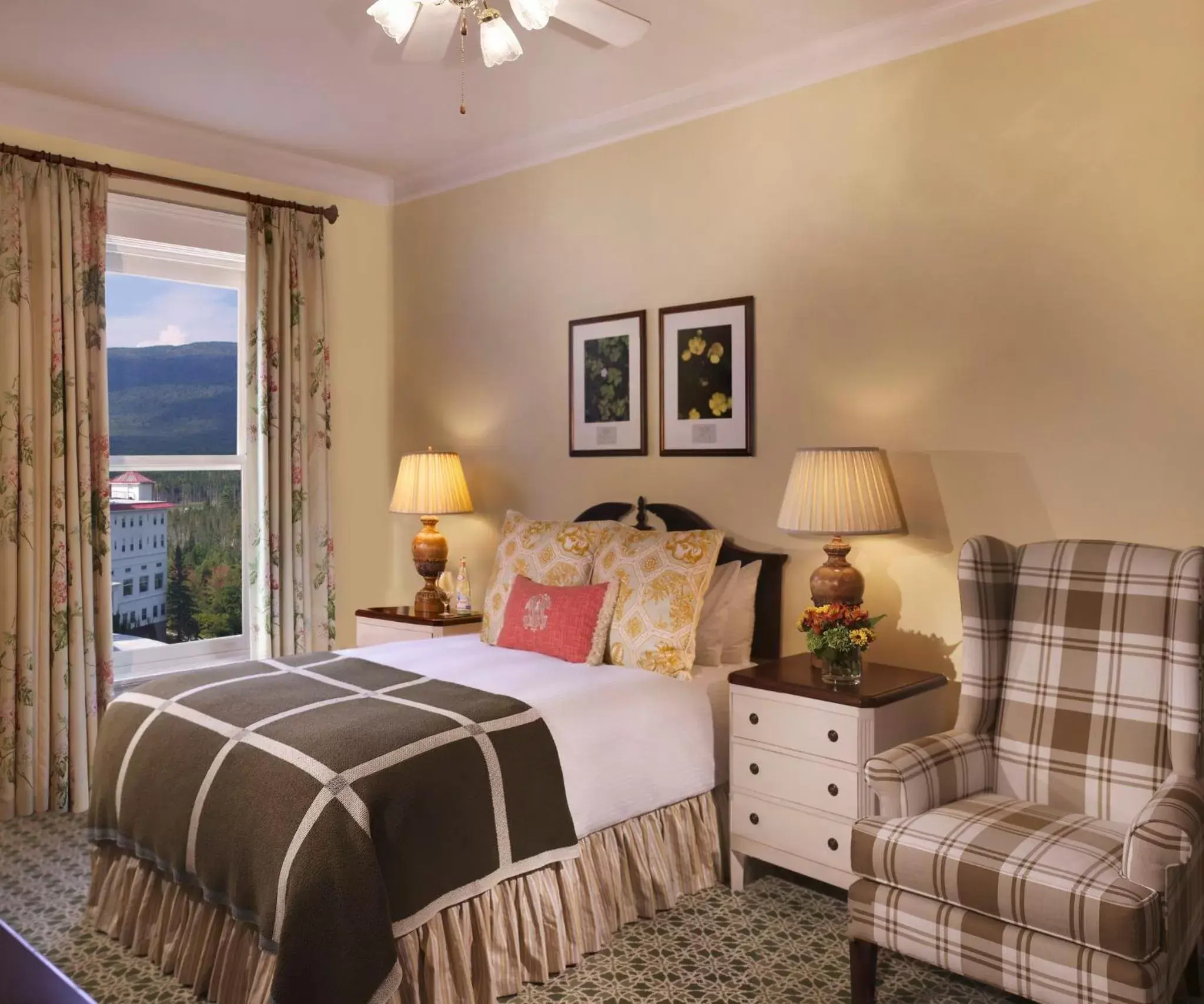 Photo of the whole room, Bed in Omni Mount Washington Resort