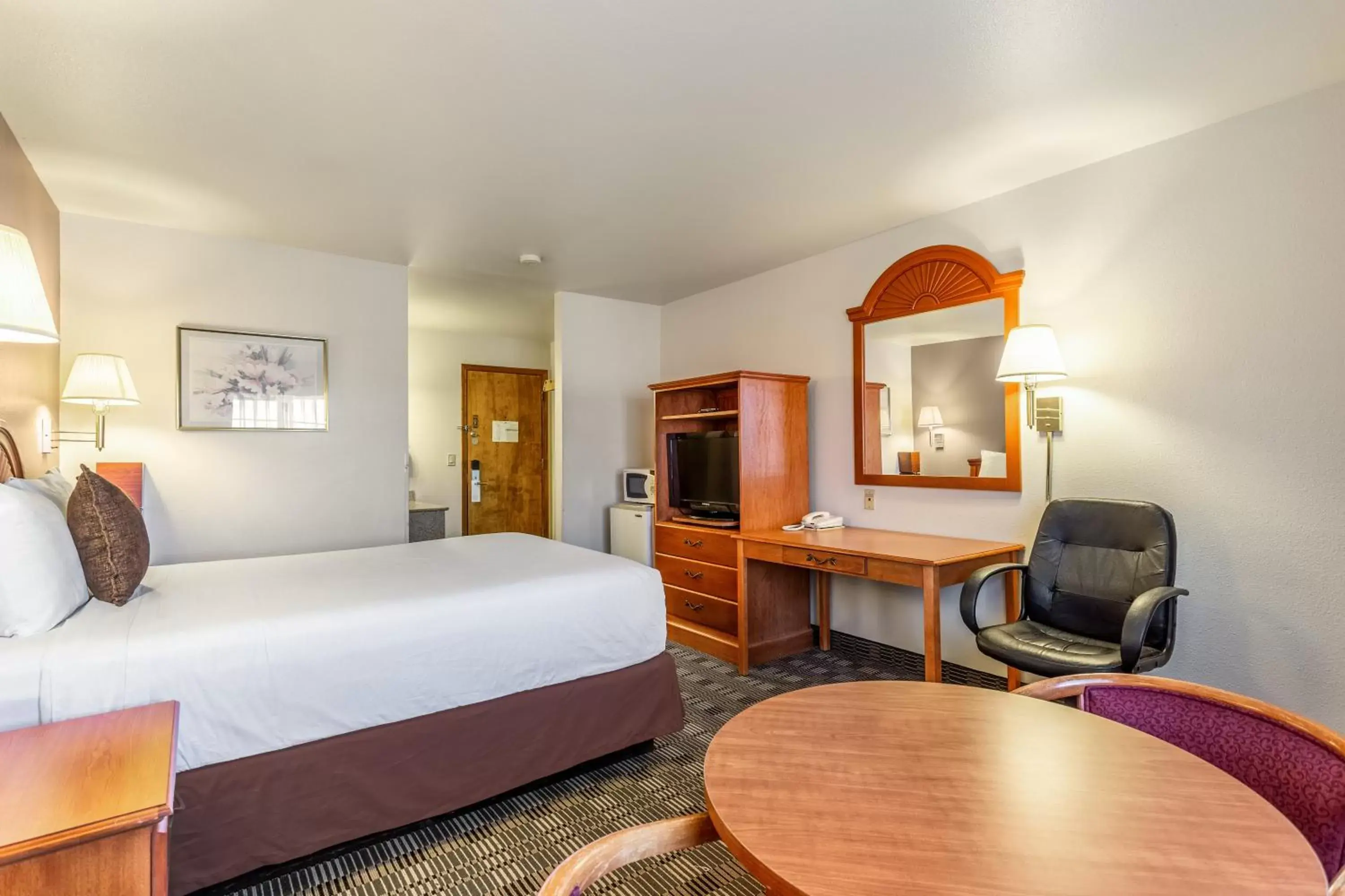 Photo of the whole room, Bed in Americas Best Value Inn Burns Photo of the whole room, Bed in Americas Best Value Inn Burns