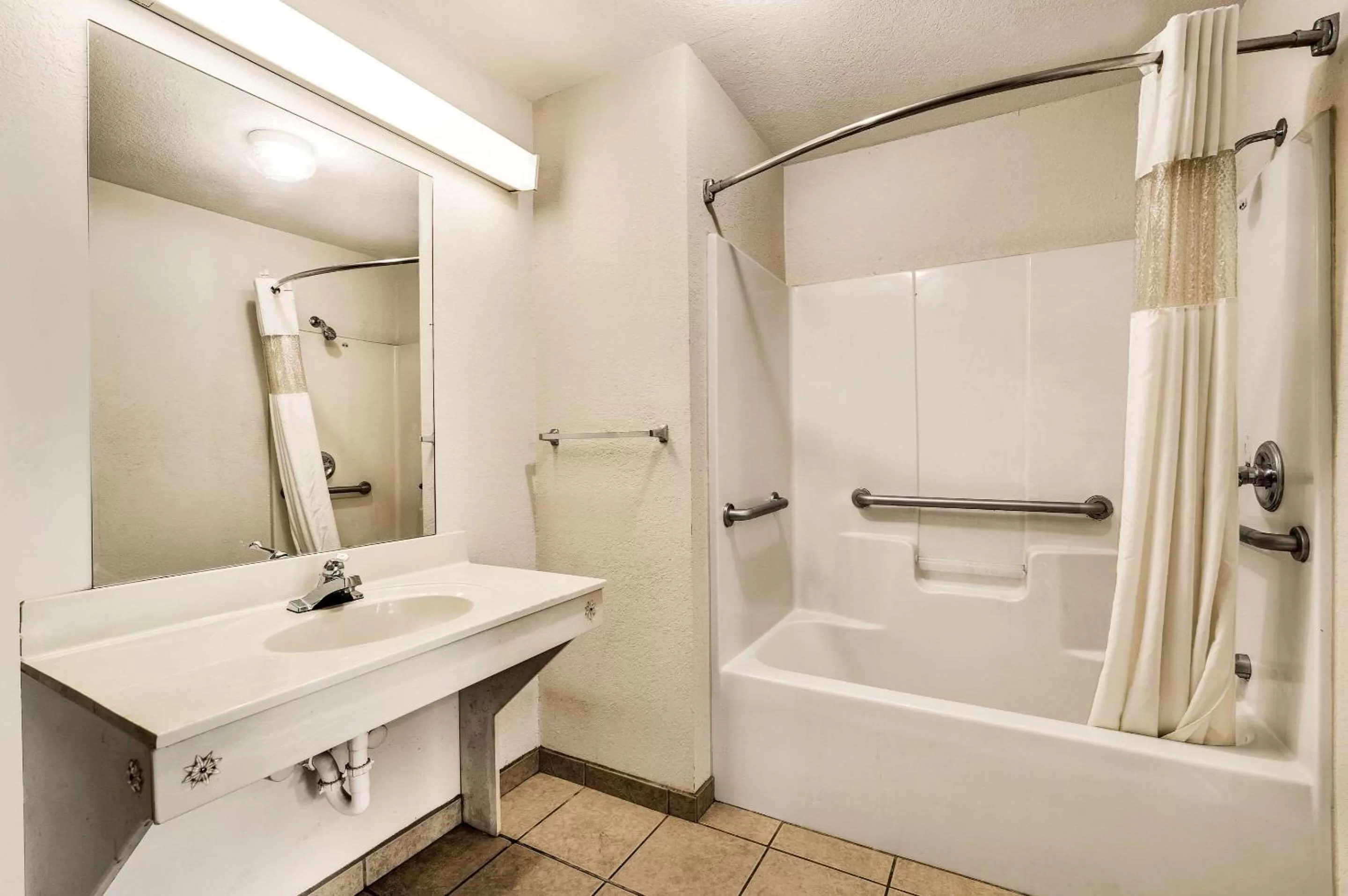 Bathroom in Rodeway Inn Sandersville