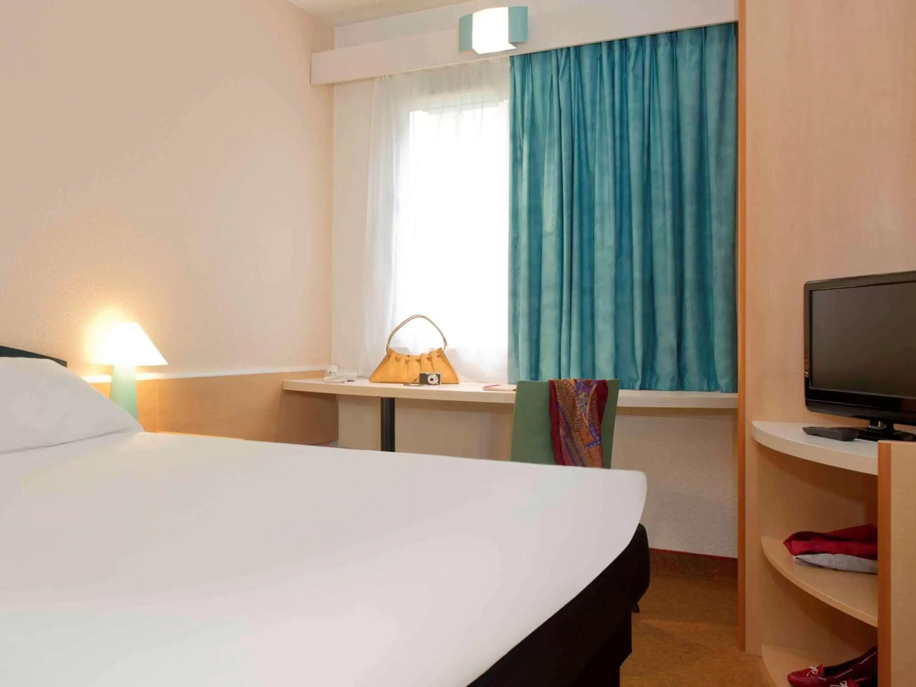 Photo of the whole room, Bed in ibis Blois Vallée Maillard