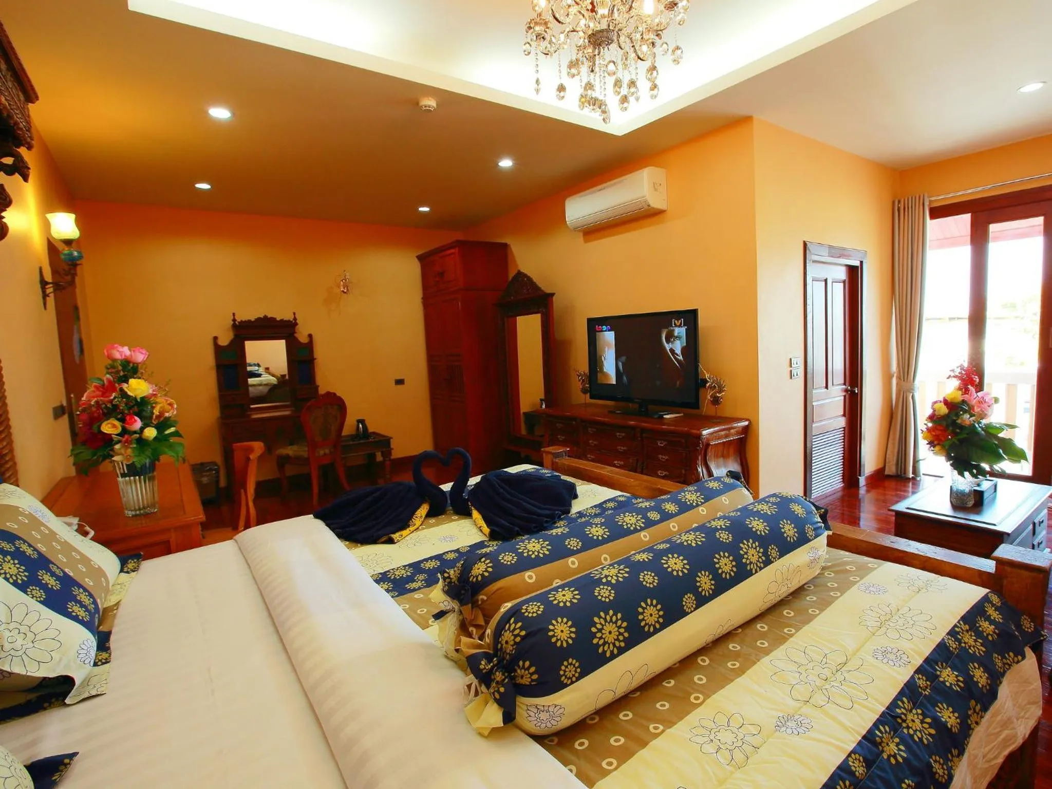 TV and multimedia, Bed in At Chiang Mai Hotel