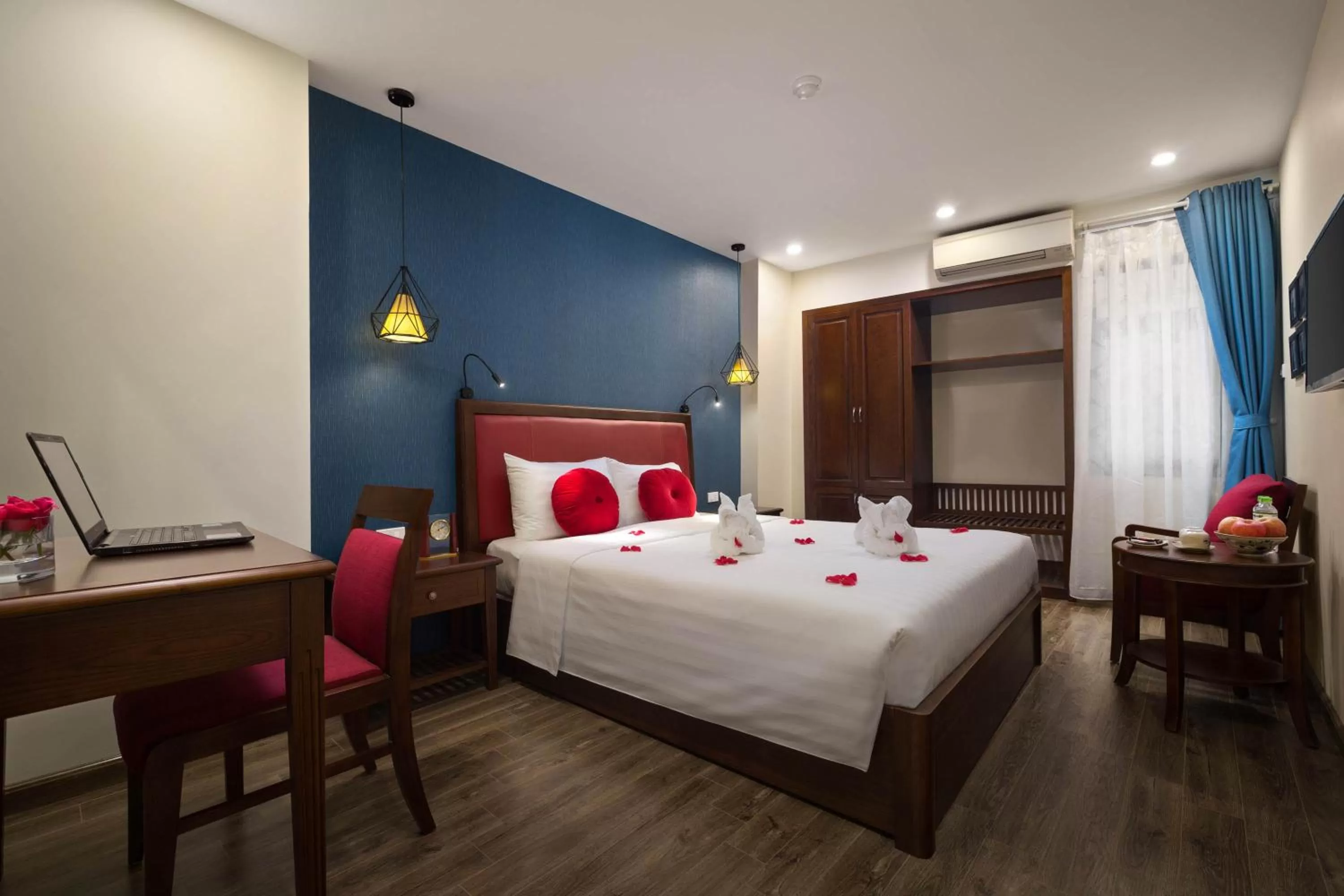 Bedroom, Bed in Holiday Emerald Hotel