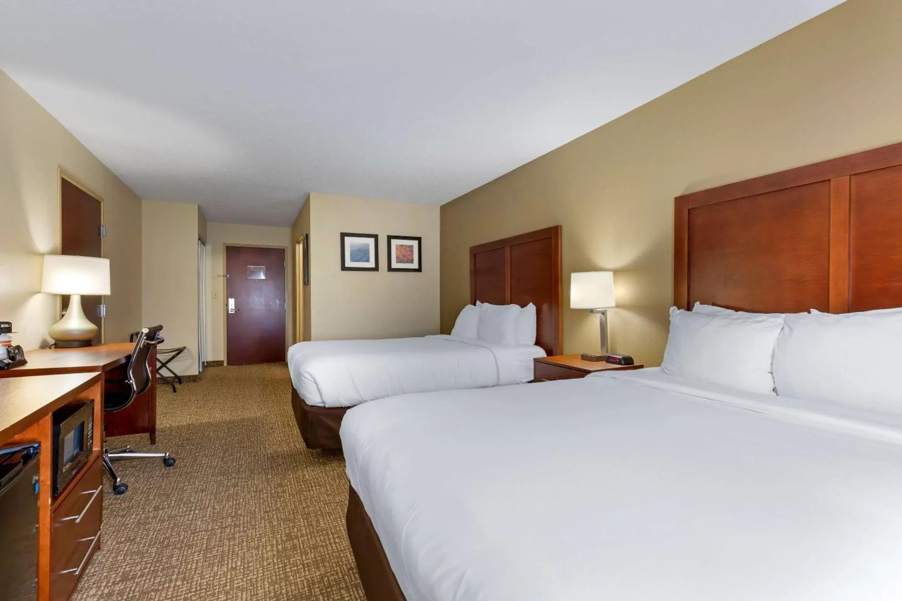 Photo of the whole room, Bed in Comfort Inn & Suites Cambridge