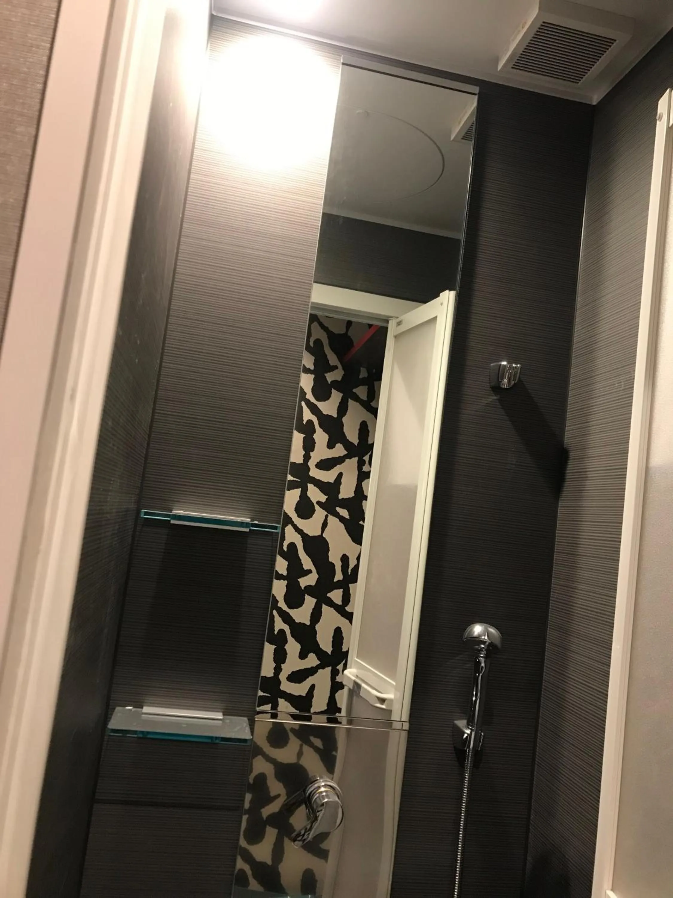 Shower in My Hotel Ryugu