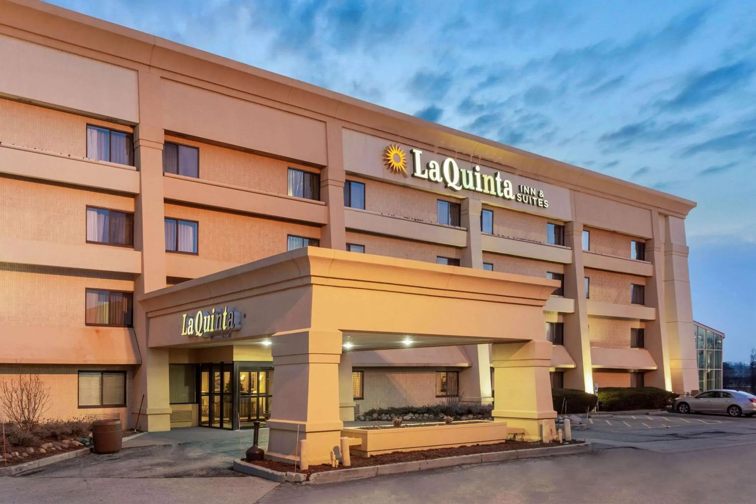 Property building in La Quinta by Wyndham Chicago Gurnee